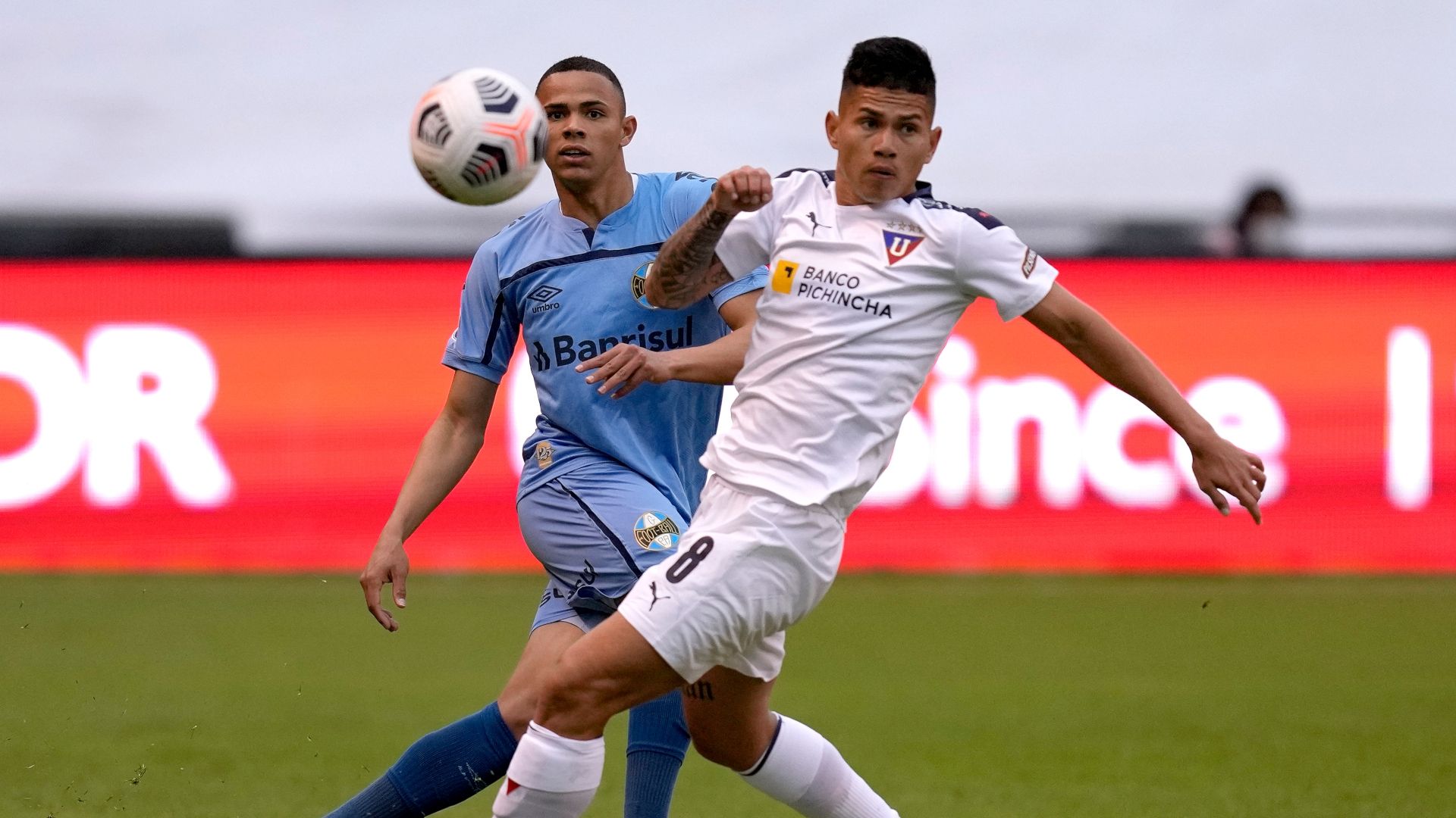 Vanderson e Jordy Alcívar em LDU x Grêmio, oitavas da Sul-Americana, 13072021