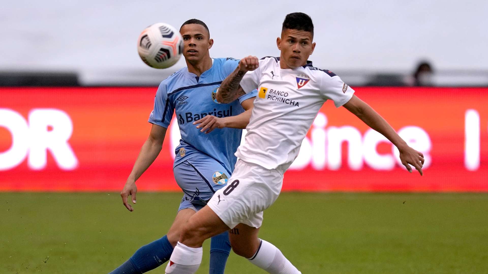 Vanderson e Jordy Alcívar em LDU x Grêmio, oitavas da Sul-Americana, 13072021