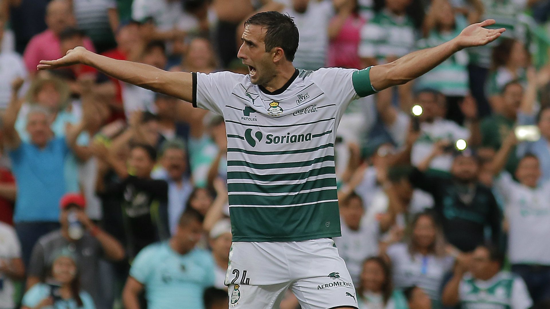 Carlos Izquierdoz Santos 100518