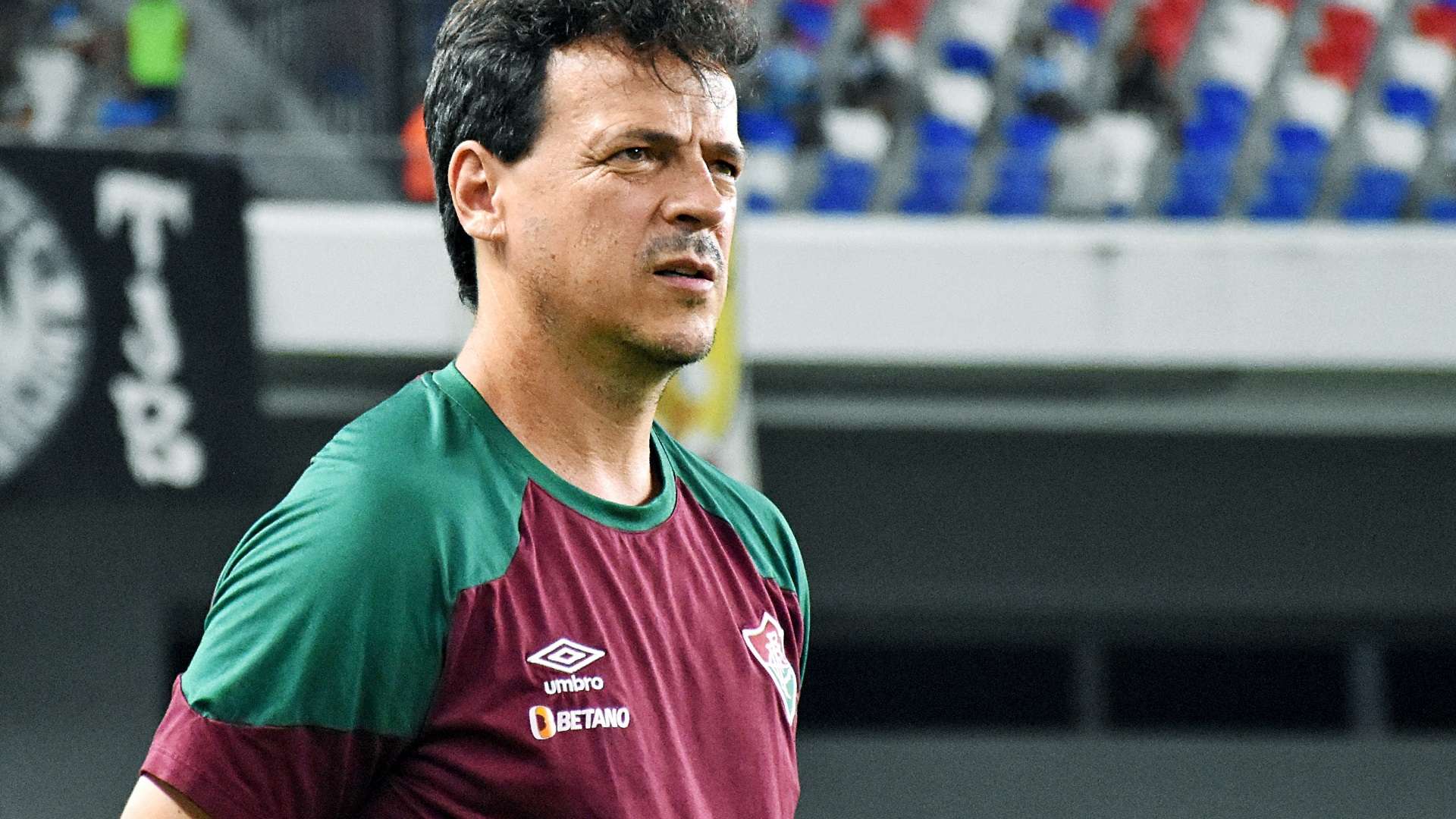 Fernando Diniz observa o Fluminense na vitória sobre o Paysandu, no jogo de volta da Copa do Brasil 2023