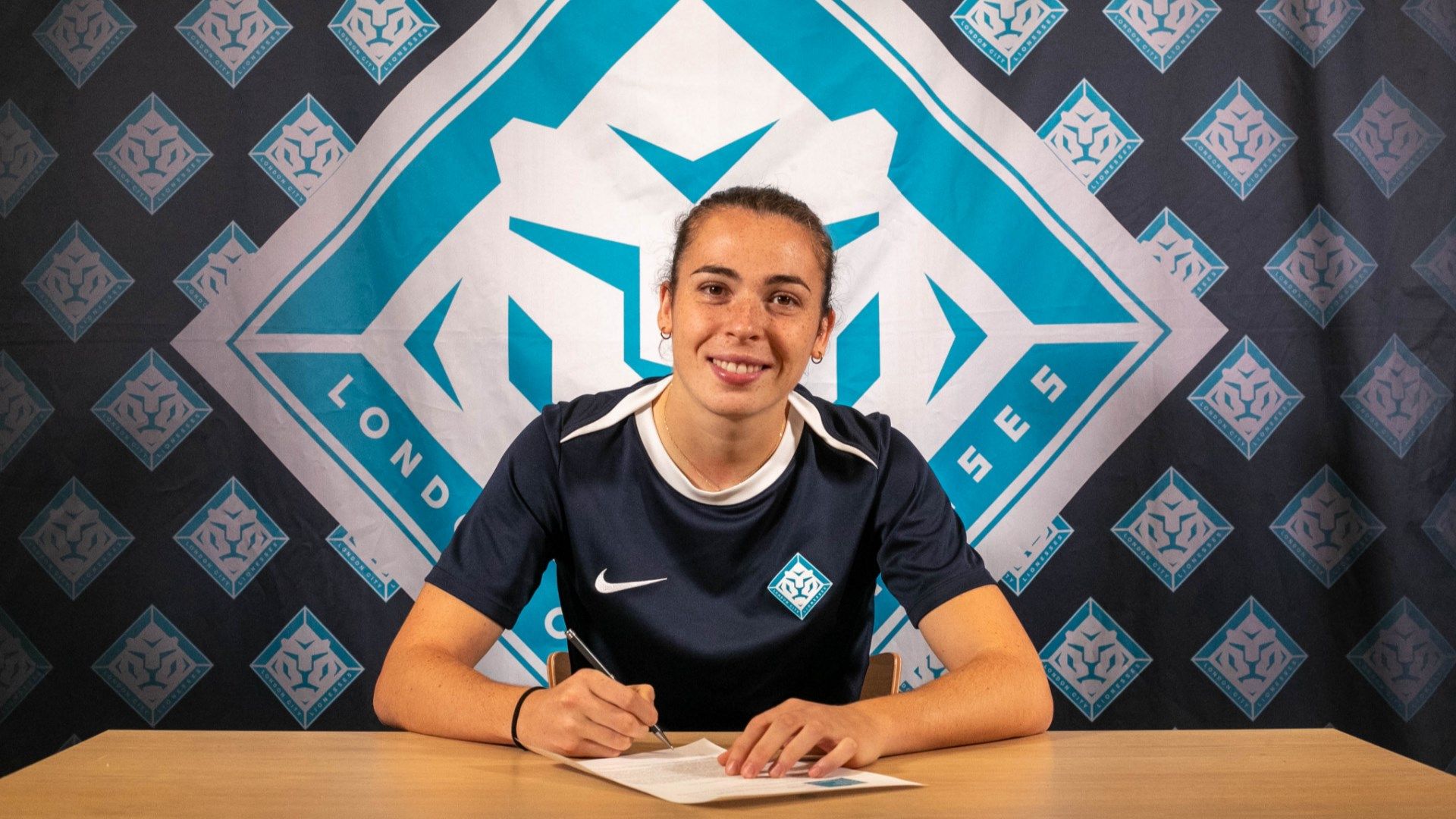 Lucia Corrales London City Lionesses signing 2025
