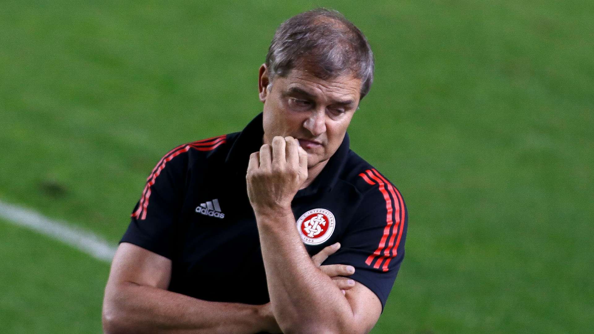 Diego Aguirre preocupado, técnico do Internacional, 2021
