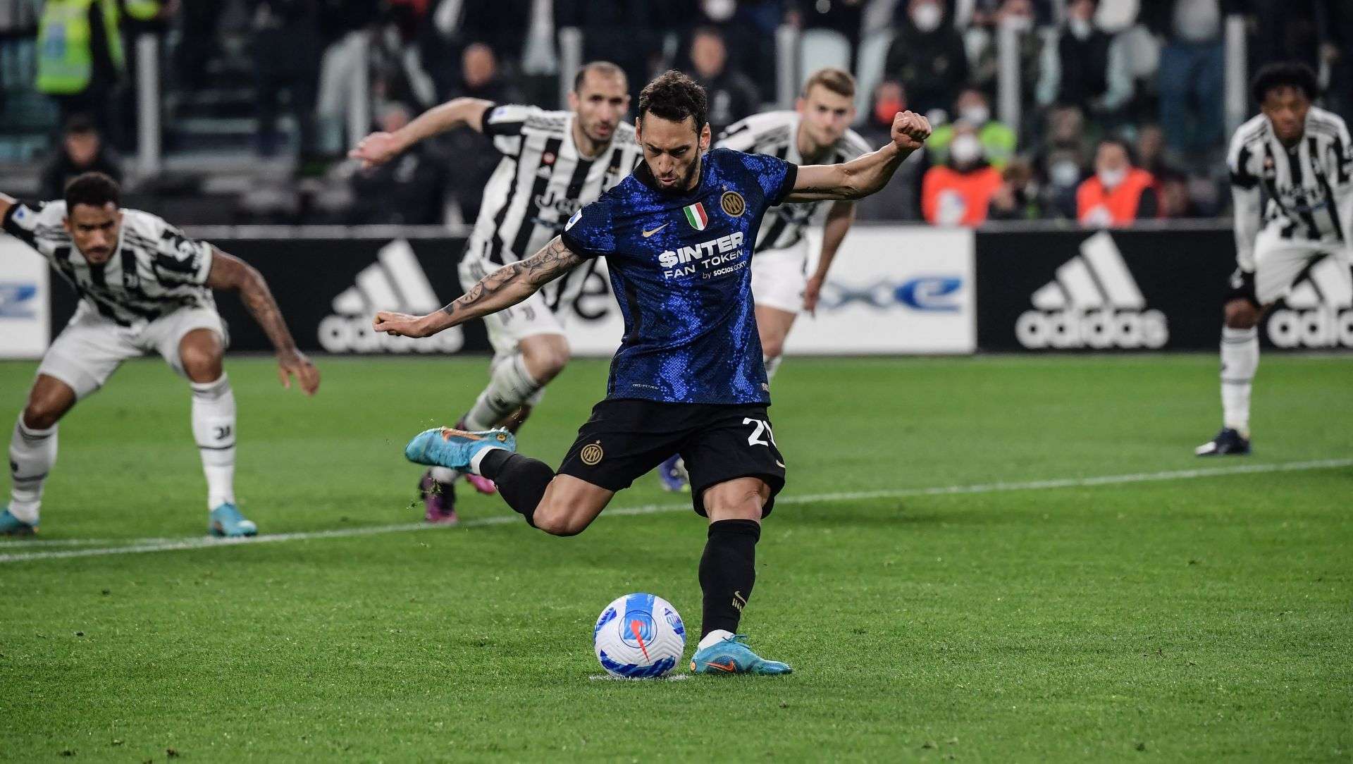 Calhanoglu penalty Juventus Inter 2021 2022