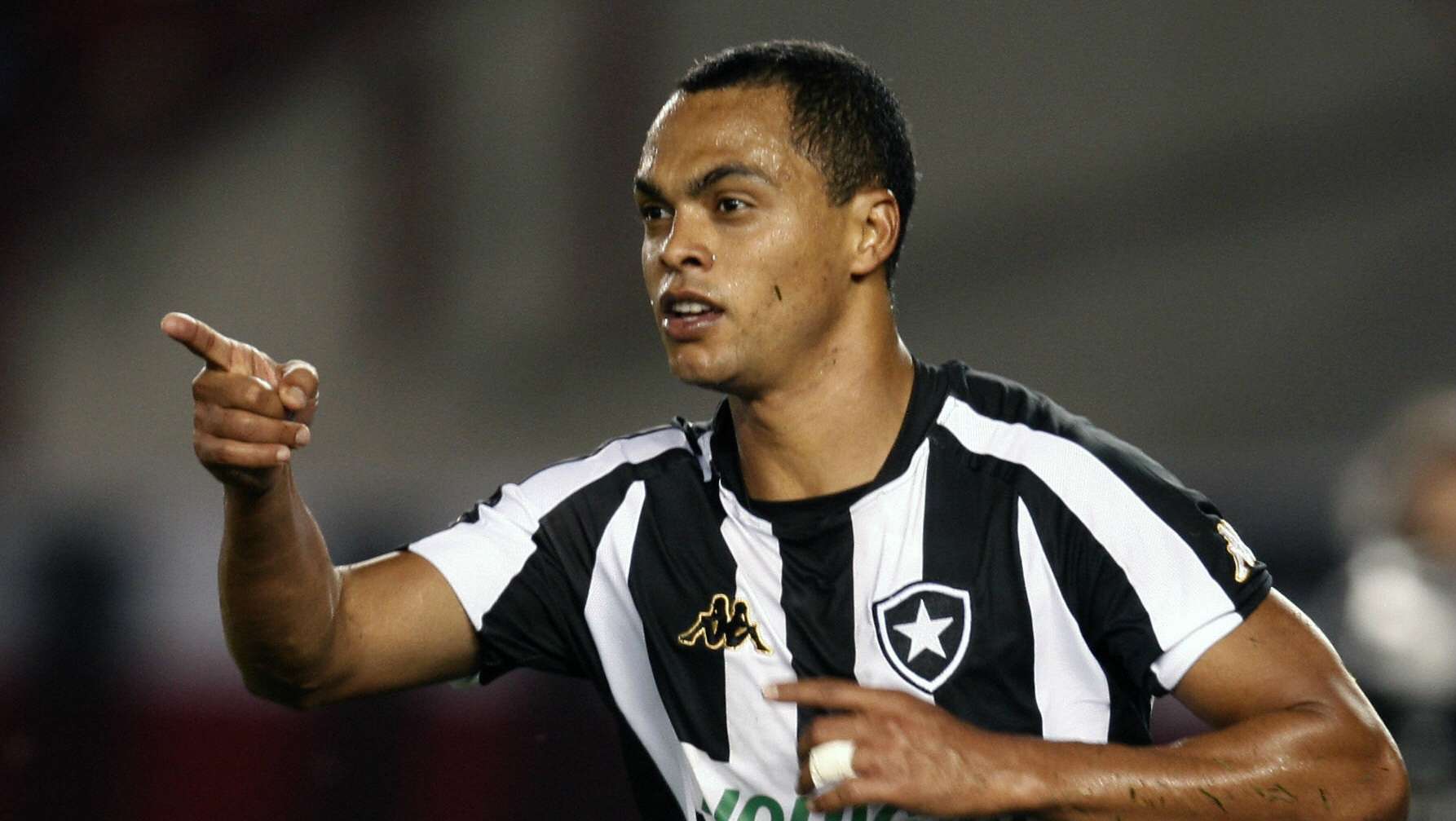 Dodô veste a camisa do Botafogo