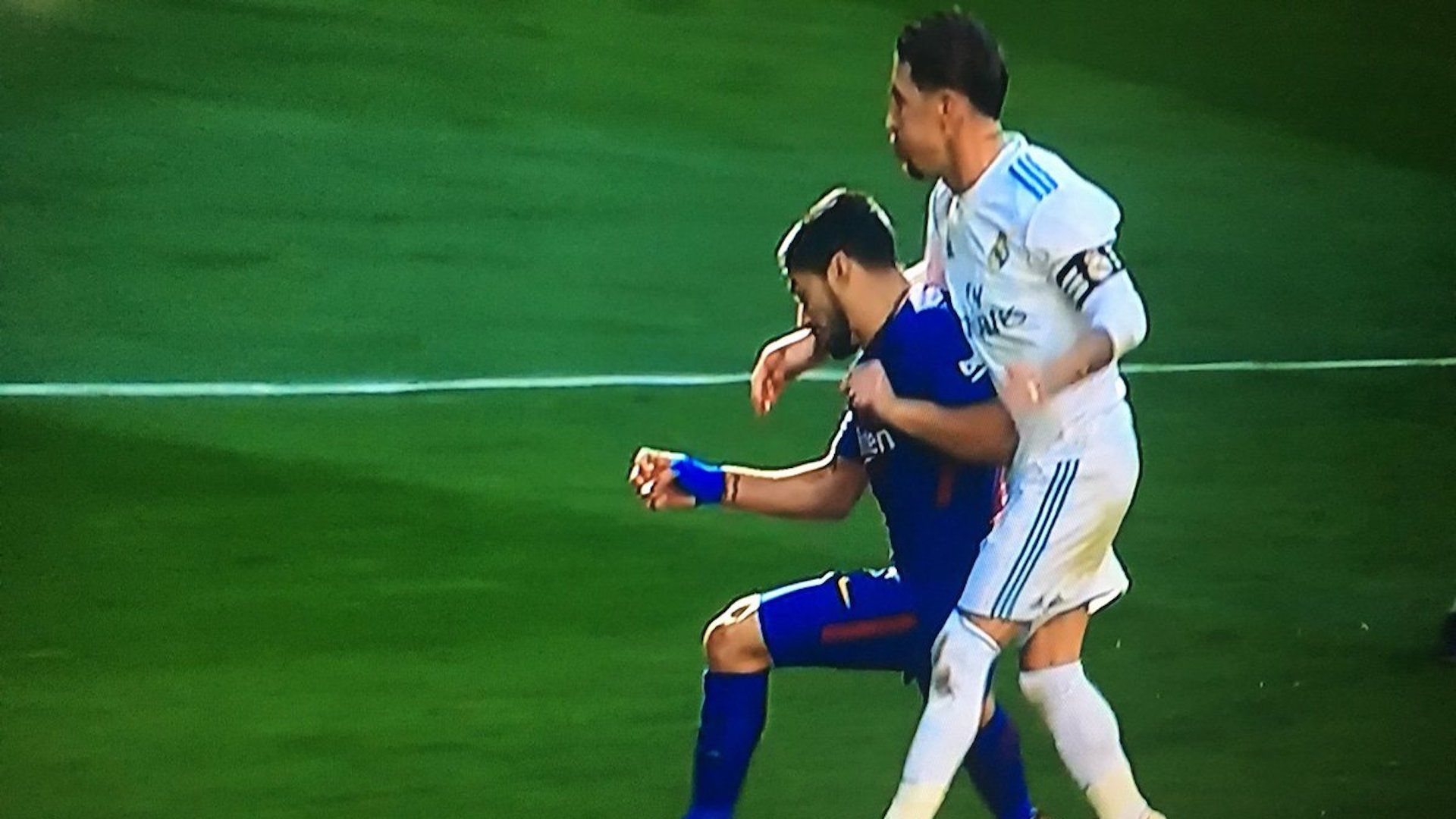 Agresión Ramos a Luis Suarez