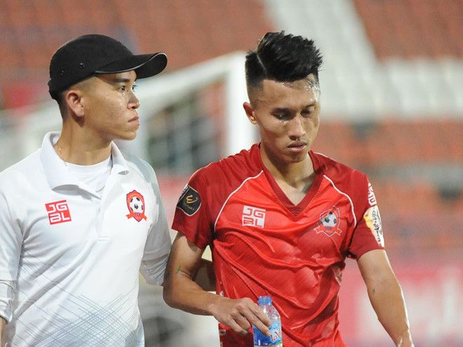 Doãn Ngọc Tân. Doãn Ngọc Tân chấn thương. Hải Phòng. CLB Hải Phòng. Hải Phòng 1-2 TP. Hồ Chí Minh. Highlight Hải Phòng 1-2 TP. Hồ Chí Minh. Lịch thi đấu V.League. Bảng xếp hạng V.League 2019.