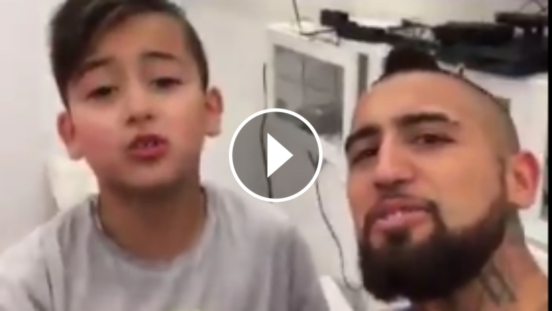 play Arturo Vidal y su hijo Alonso cantando