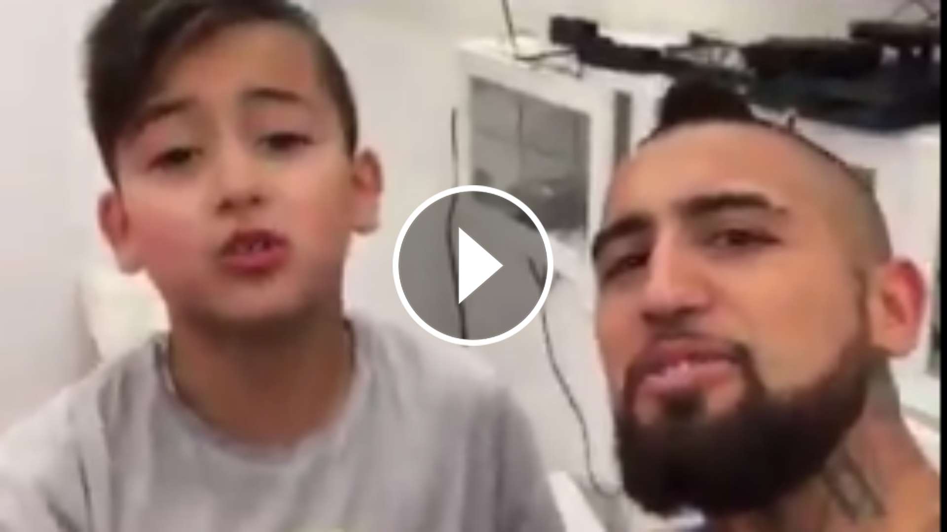 play Arturo Vidal y su hijo Alonso cantando