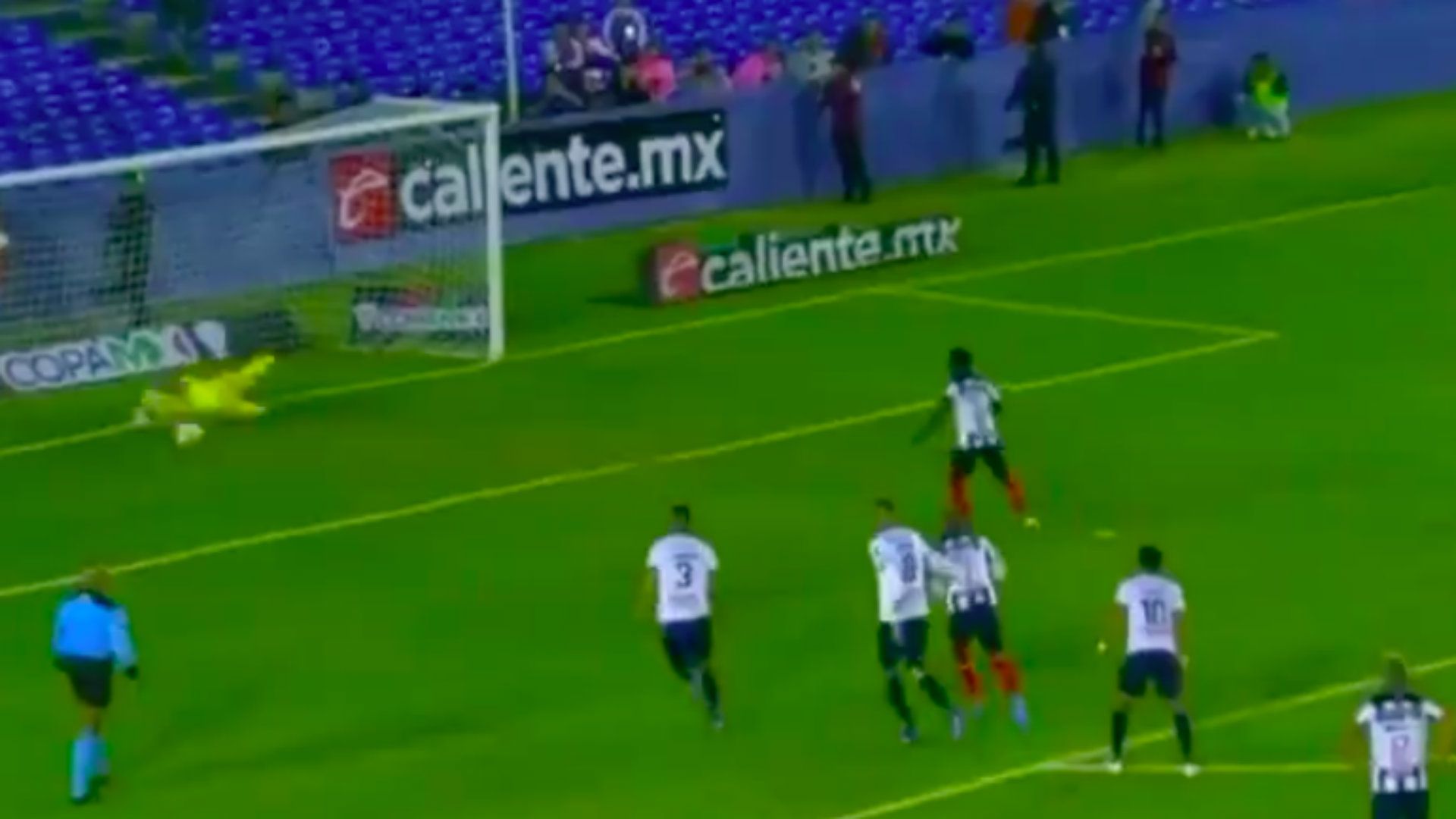Ake Loba Falla Penal Copa MX