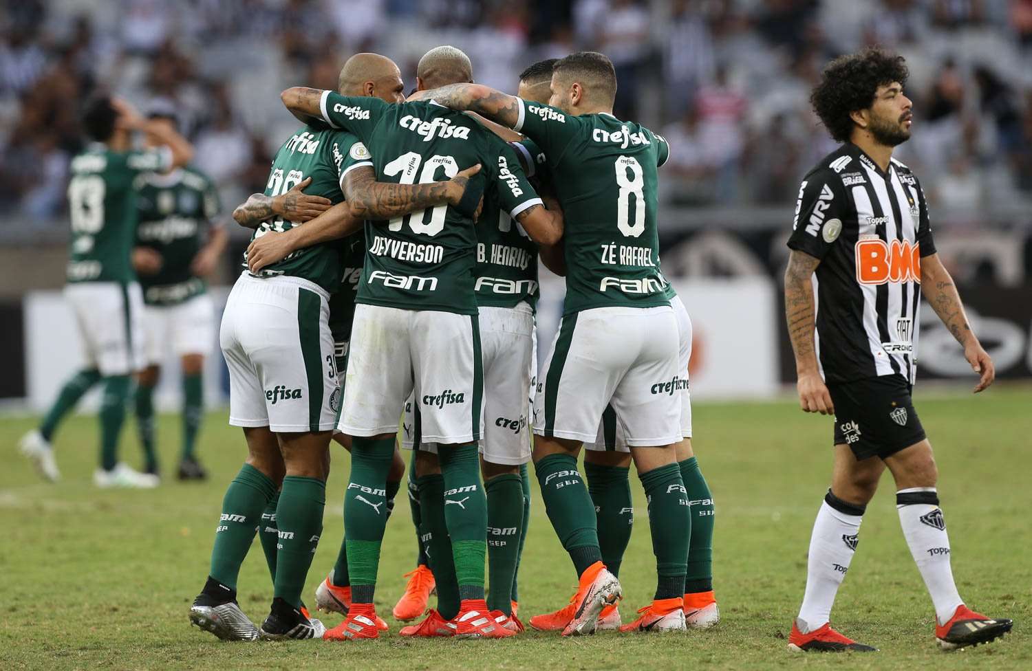 Time do Palmeiras comemora gol diante do Atlético-MG