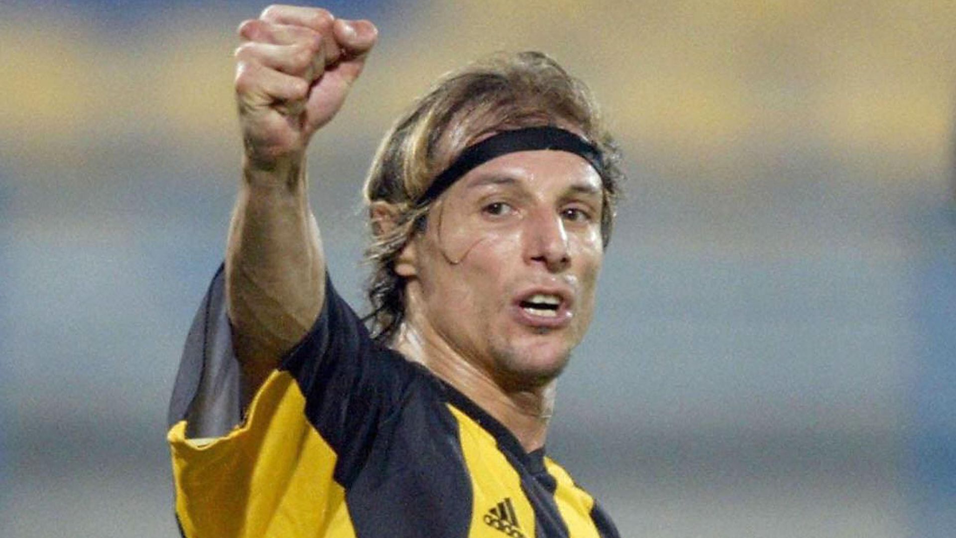 Argentinian Claudio Caniggia jubilates after scoring the second goal for his team Qatar, against al-Sailiyah club