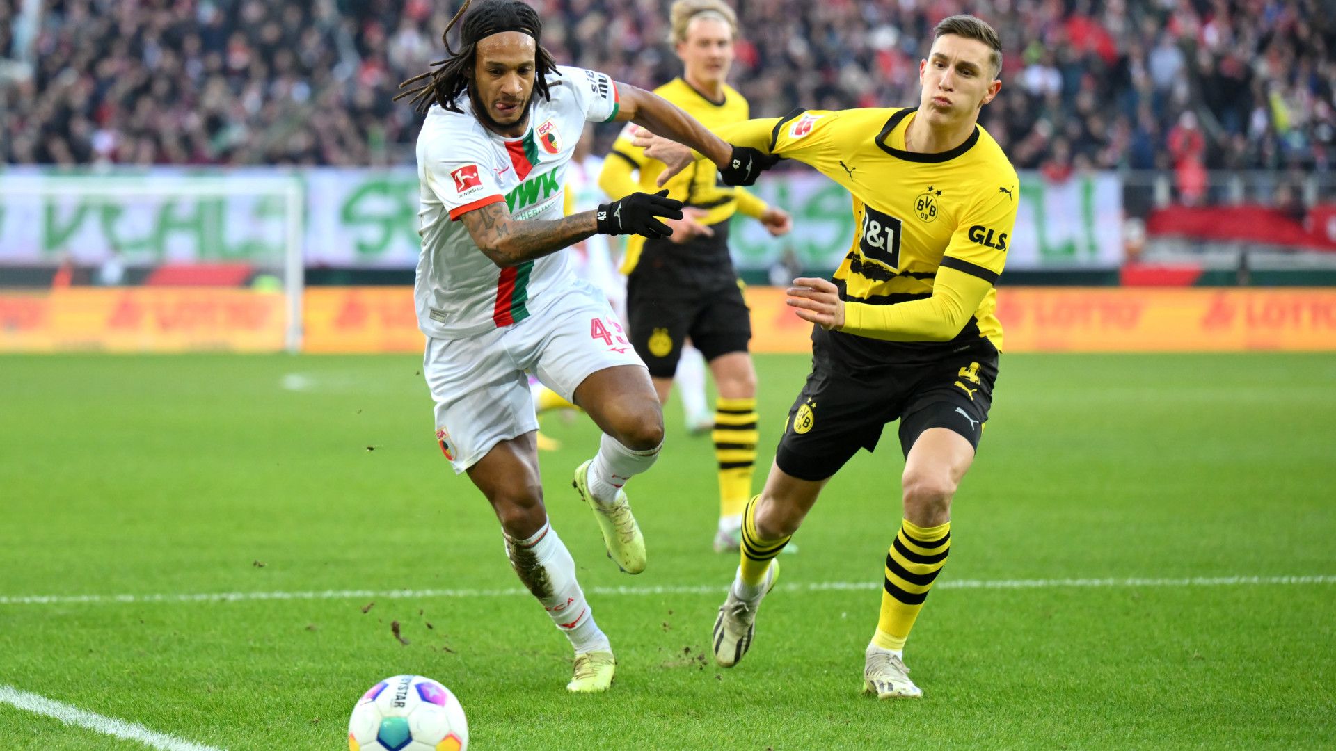 KEVIN MBABU AUGSBURG NICO SCHLOTTERBECK BORUSSIA DORTMUND