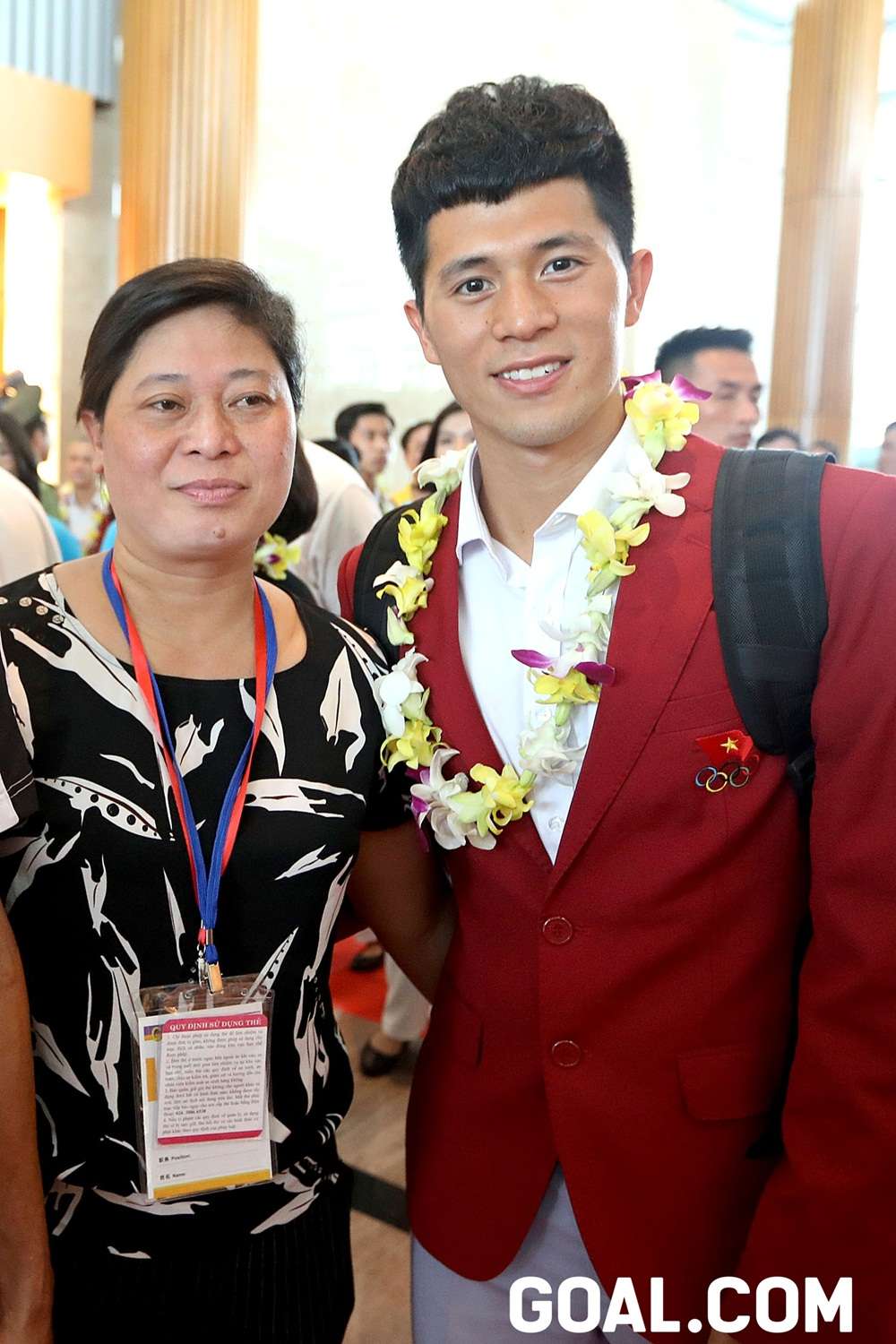 Tuyển thủ Olympic Việt Nam rạng ngời trong vòng tay người thân ngày trở về