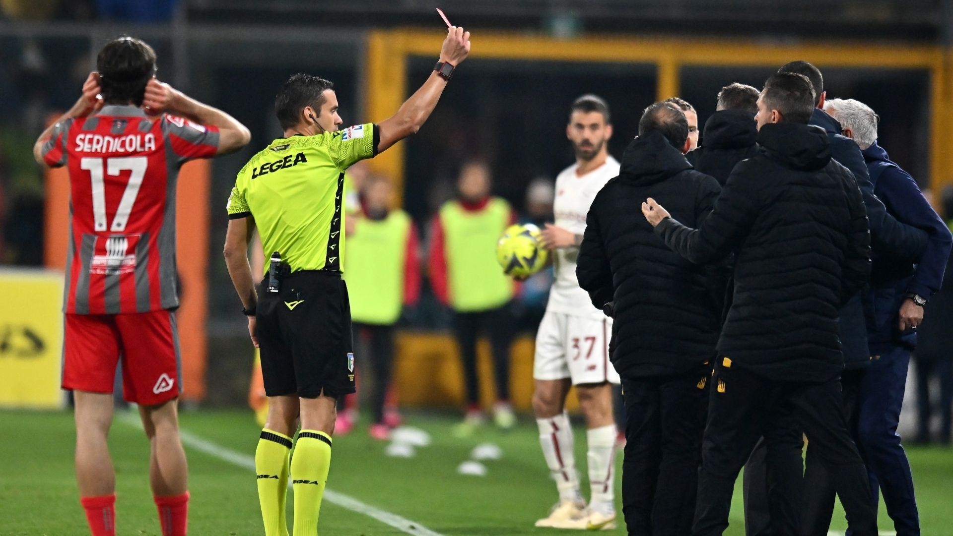 Josè Mourinho red card Cremonese Roma 28022023