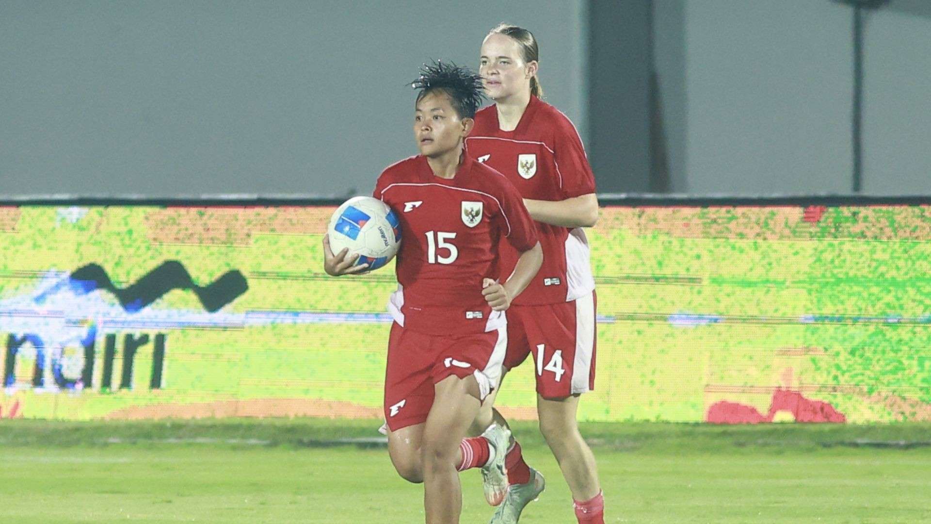 Helsya Maeisyaroh & Isa Warps - Timnas Wanita Indonesia