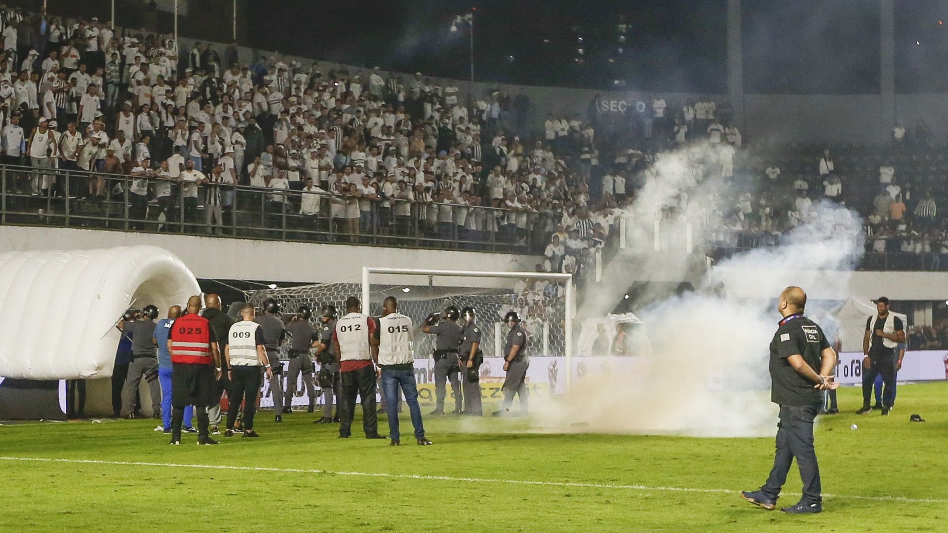 Violência da torcida do Santos após derrota para o Corinthians, no Brasileirão 2023