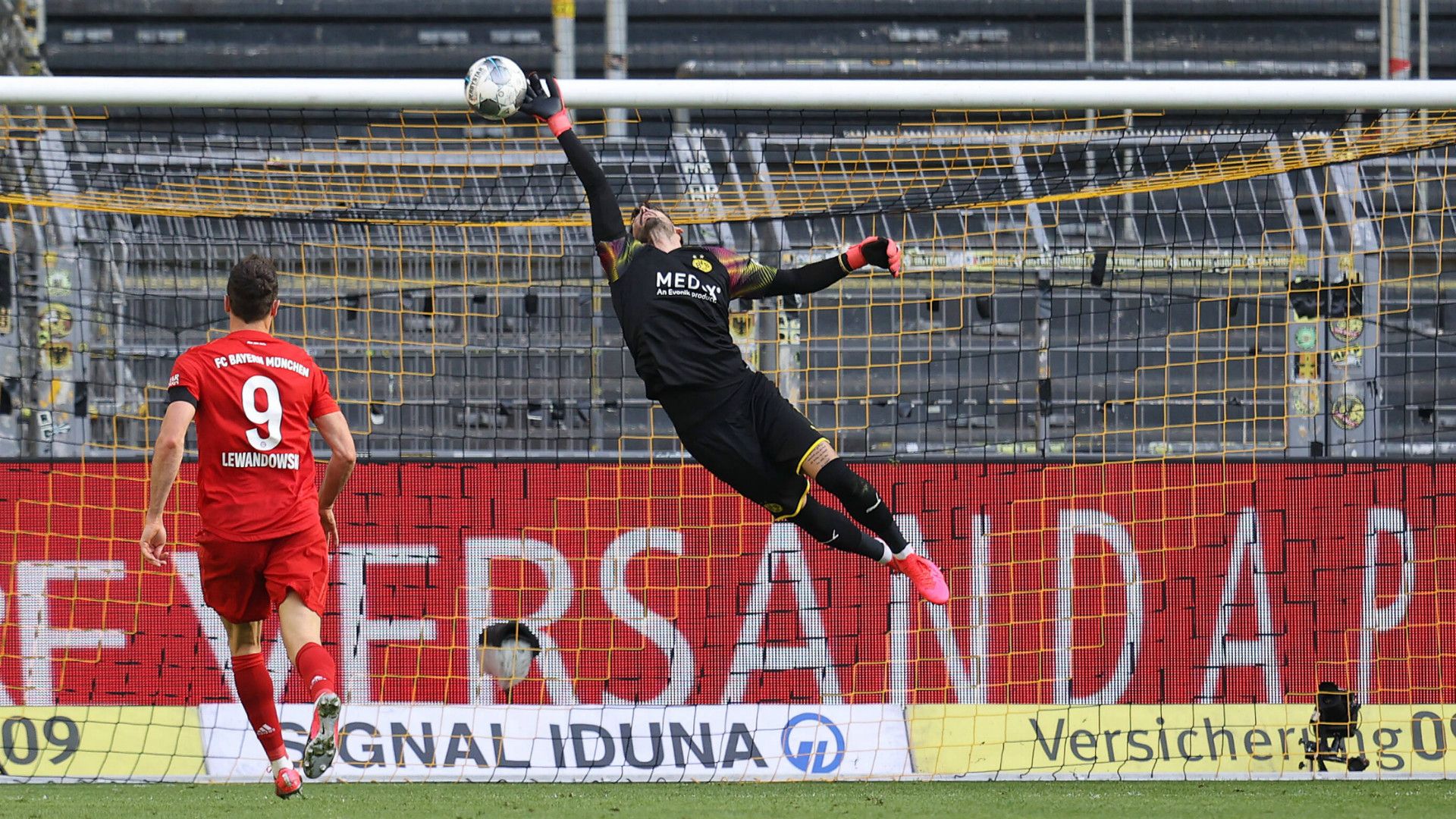 GERMANY ONLY: ROMAN BÜRKI BORUSSIA DORTMUND BUNDESLIGA 26052020