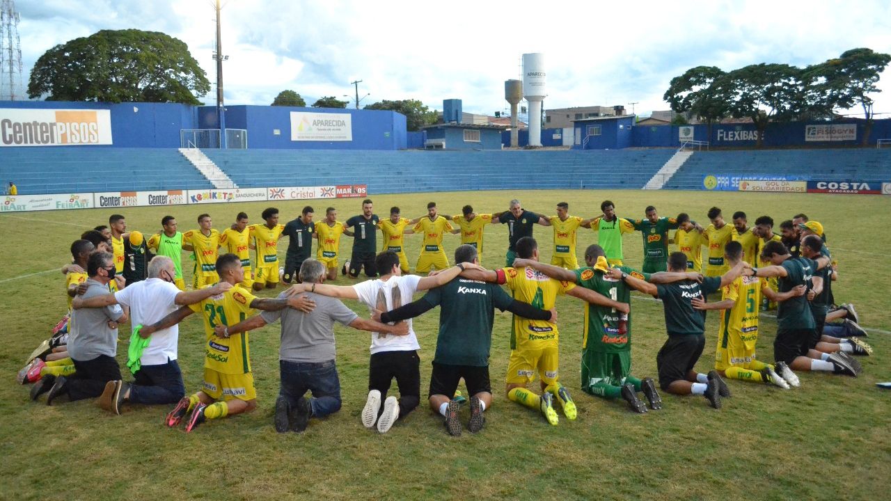 Jogadores do Mirassol comemoram acesso