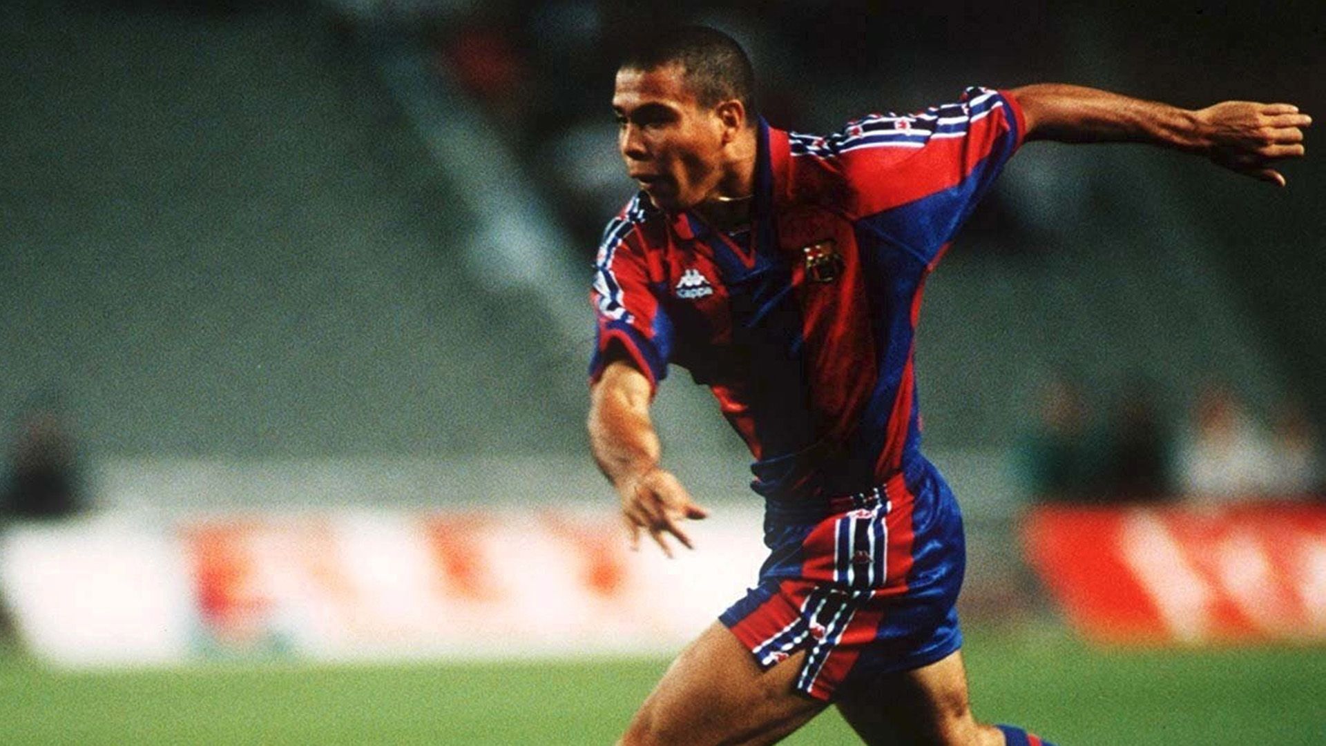 Gallery Ronaldo Nazario Barcelona looks 25081996