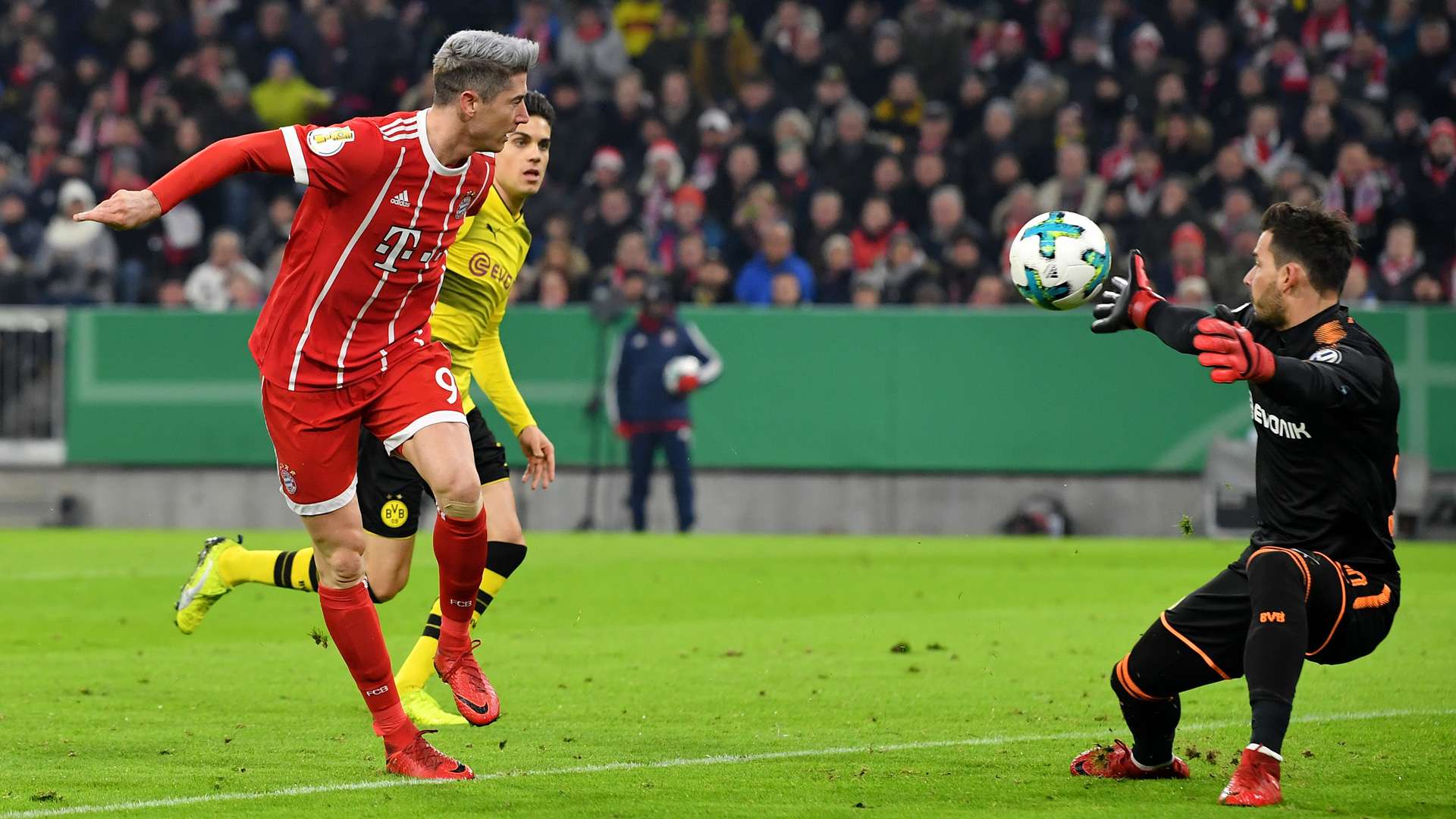 Robert Lewandowski FC Bayern Roman Bürki Borussia Dortmund DFB Pokal 1217