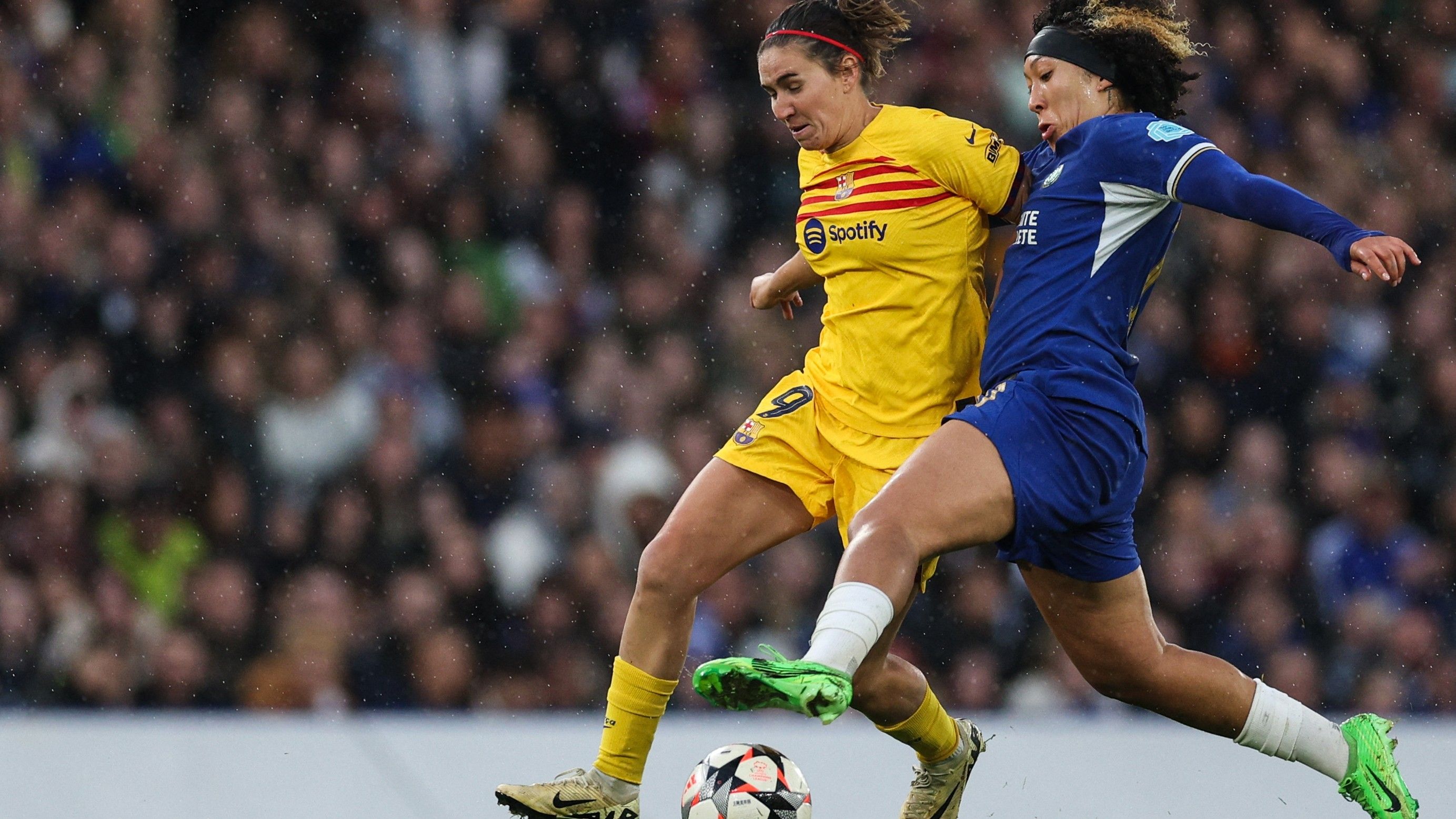 Mariona Caldentey (L) fights for the ball with Chelsea's English striker #10 Lauren James