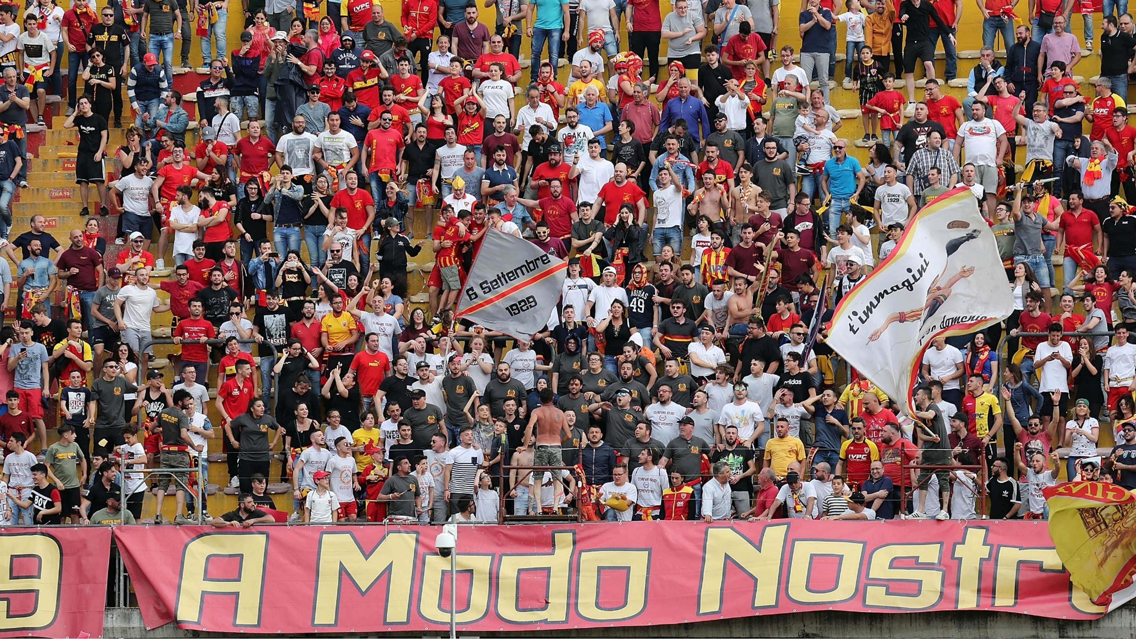 Benevento fans Serie A 04292018