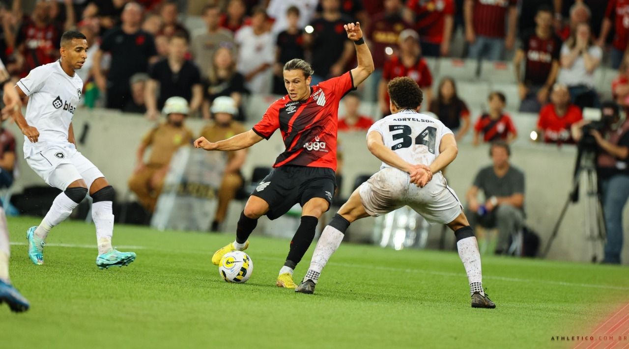 Canobbio, pelo Athletico, 2022