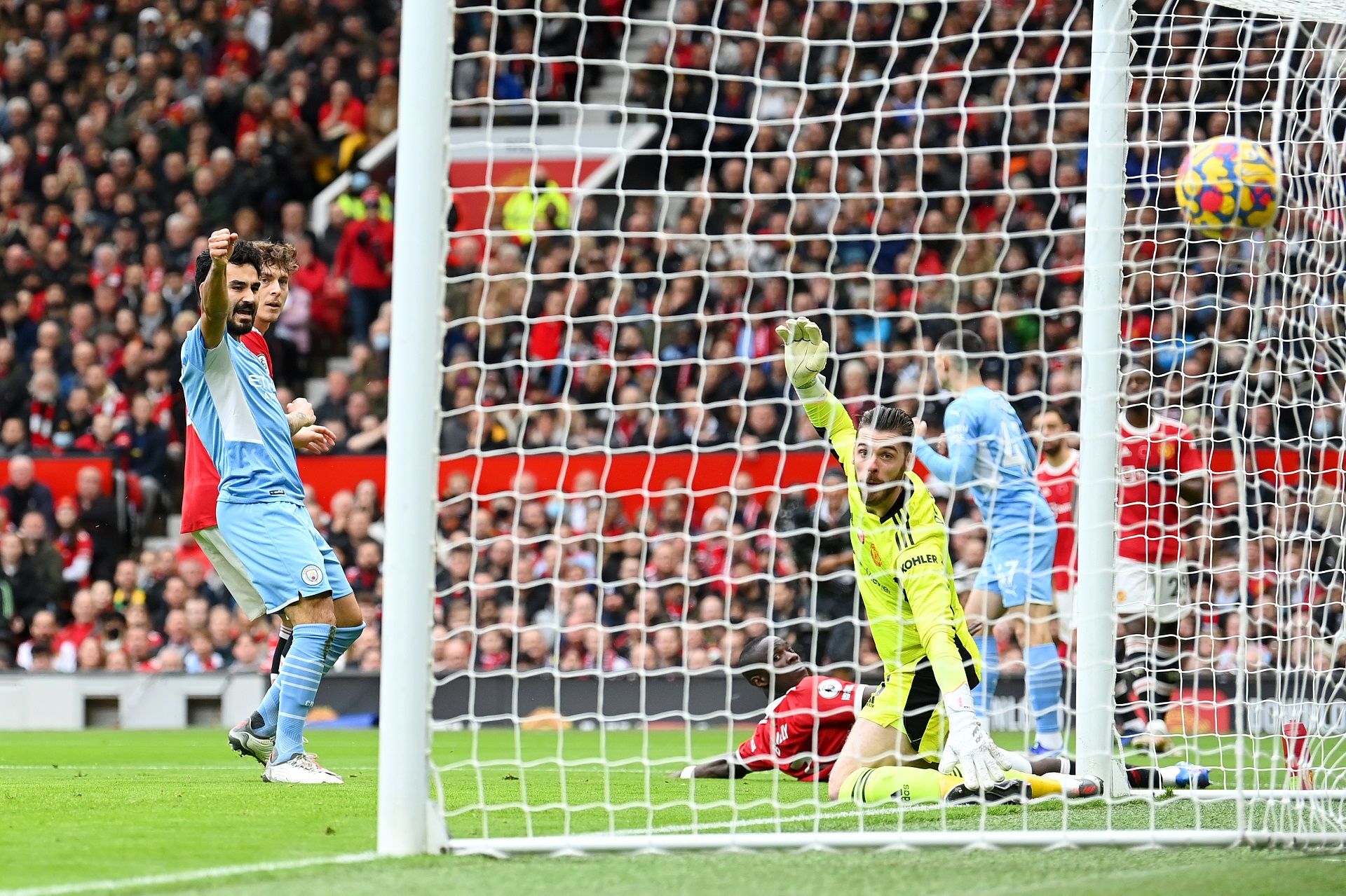 Man city vs man utd Bailly