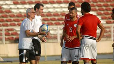 Hector Cuper and Egypt players