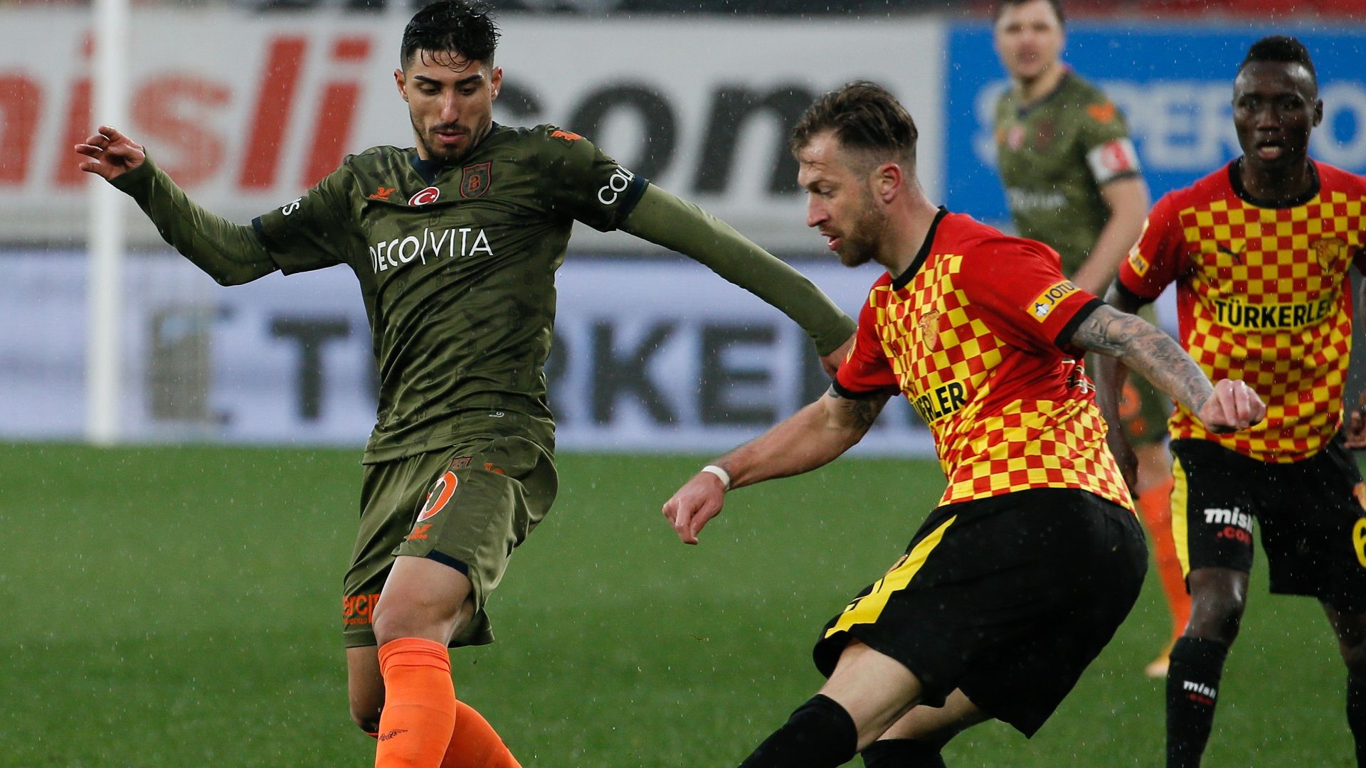 Göztepe Başakşehir 02142021 Peter Zulj Berkay Özcan