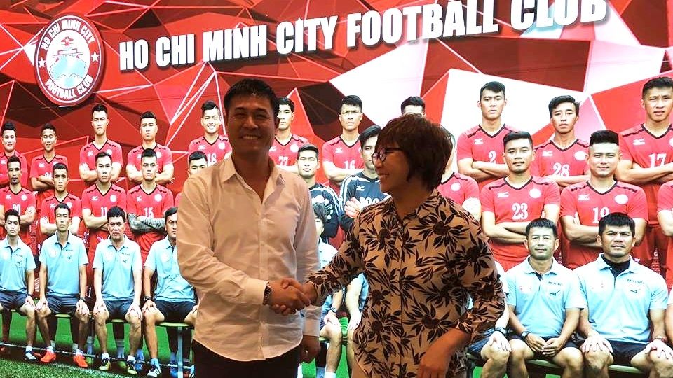 HLV Hữu Thắng và bà Mae Mua