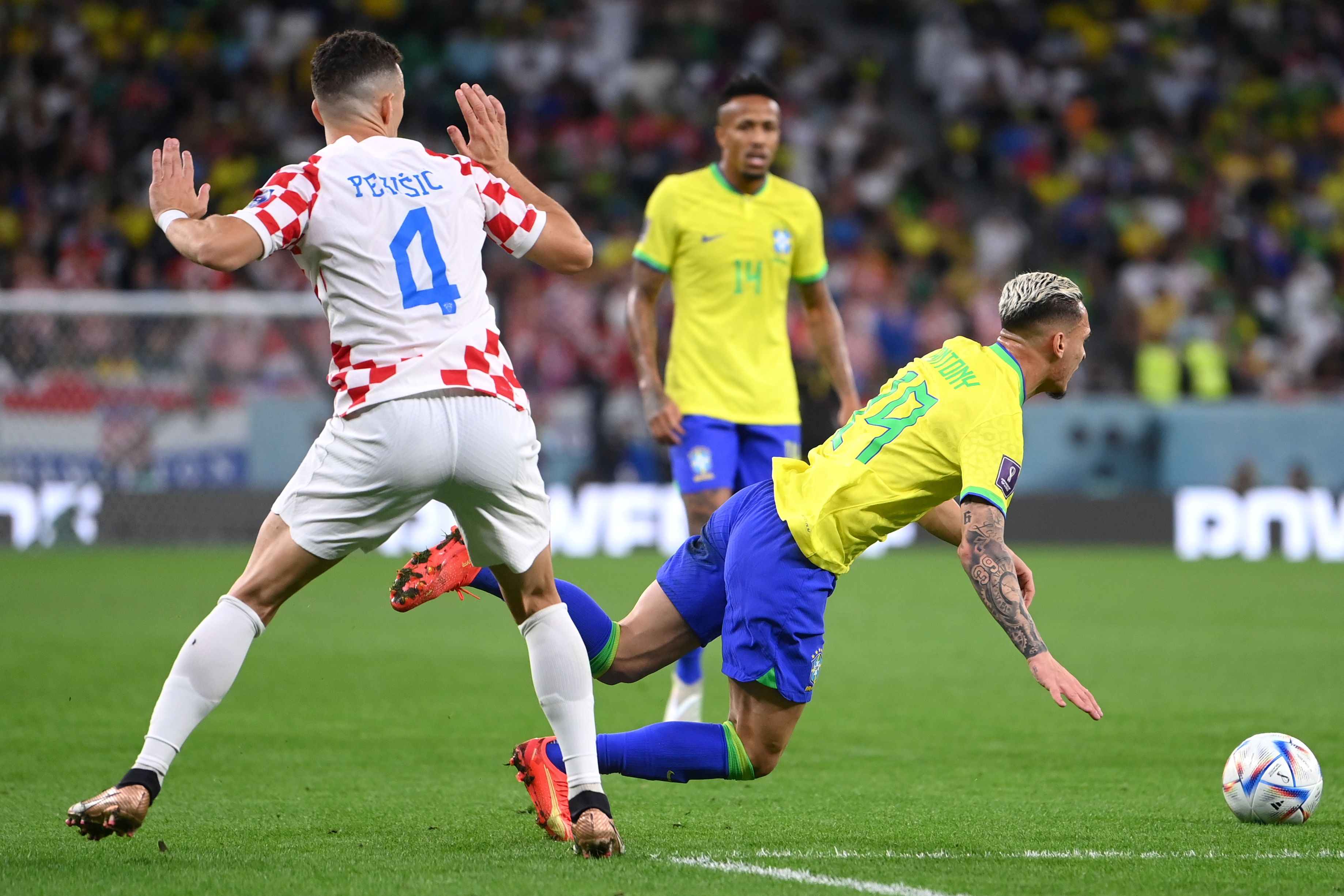 Antony 2022 World Cup Brazil Croatia dive