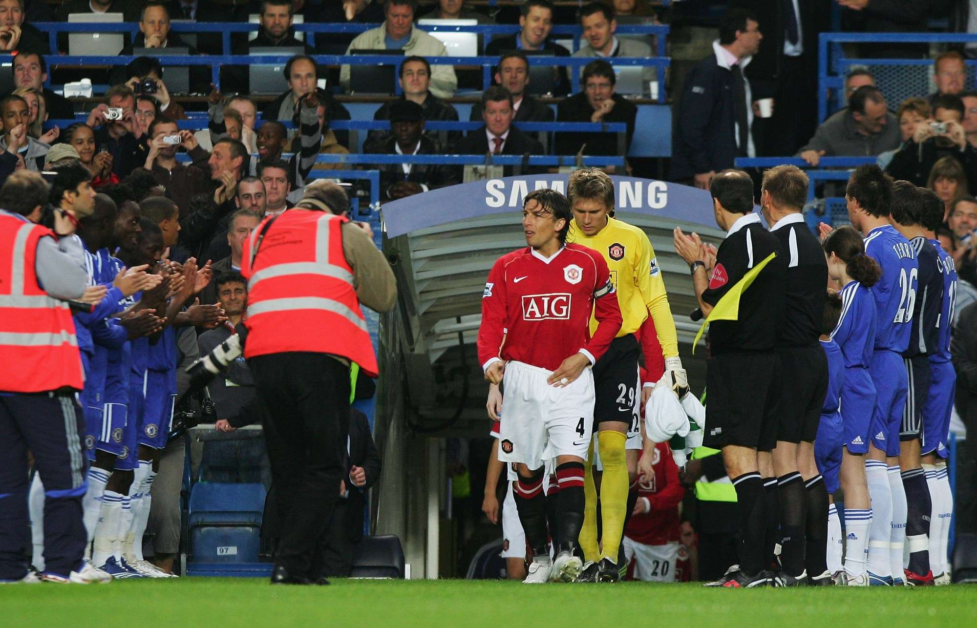 Chelsea players giving Manchester United players a guard of honour in 2007