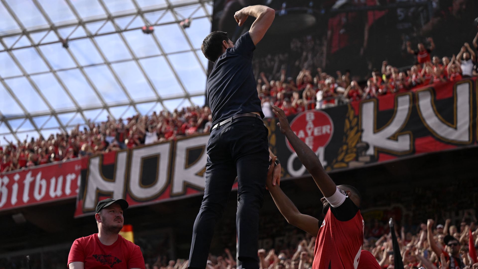 Xabi Alonso Bayer Leverkusen fans 2024-25