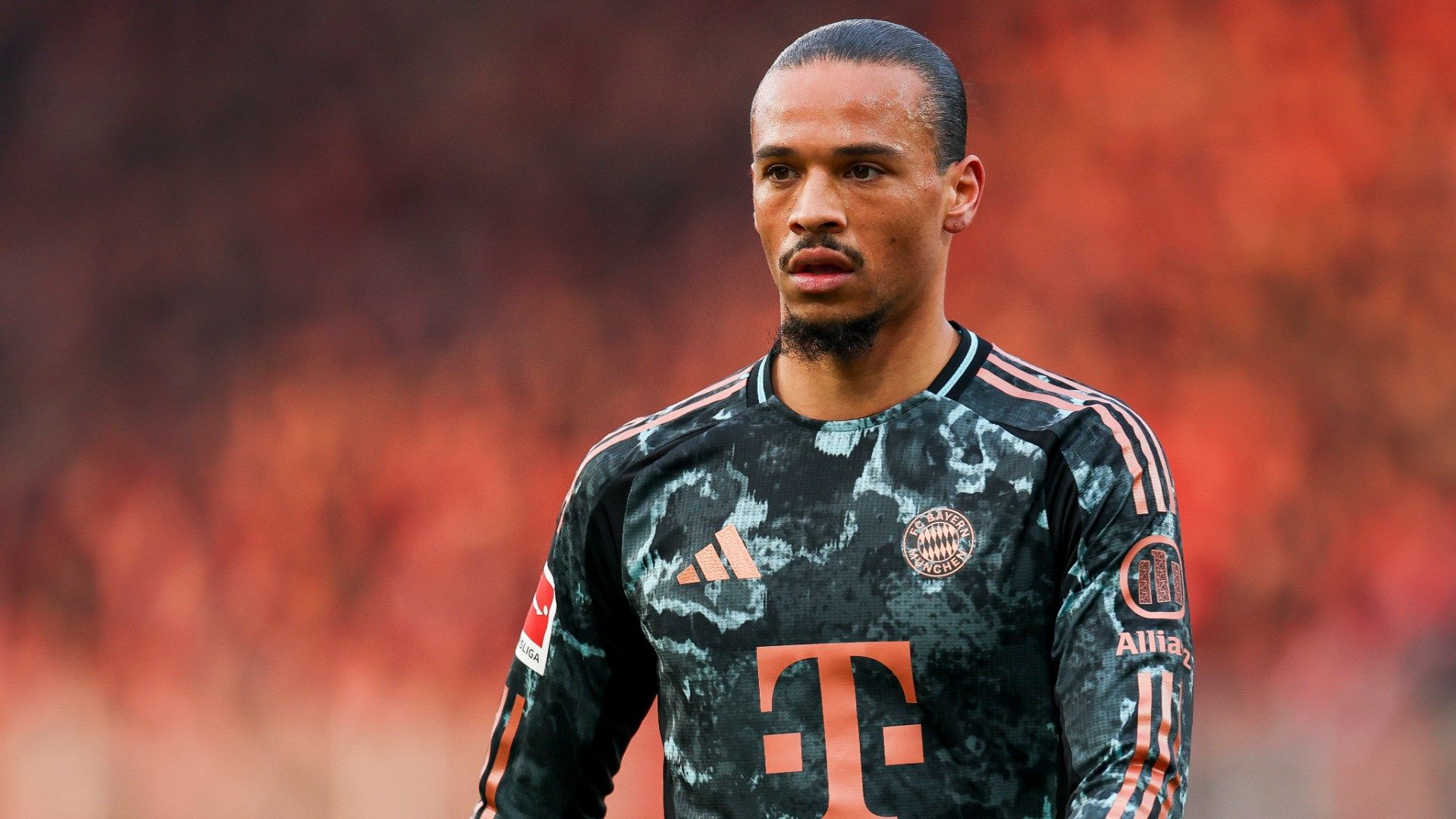 Weil finanziell eine große Lücke besteht! Leroy Sane vom FC Bayern München wurde angeblich bei fünf Vereinen aus der Premier League angeboten