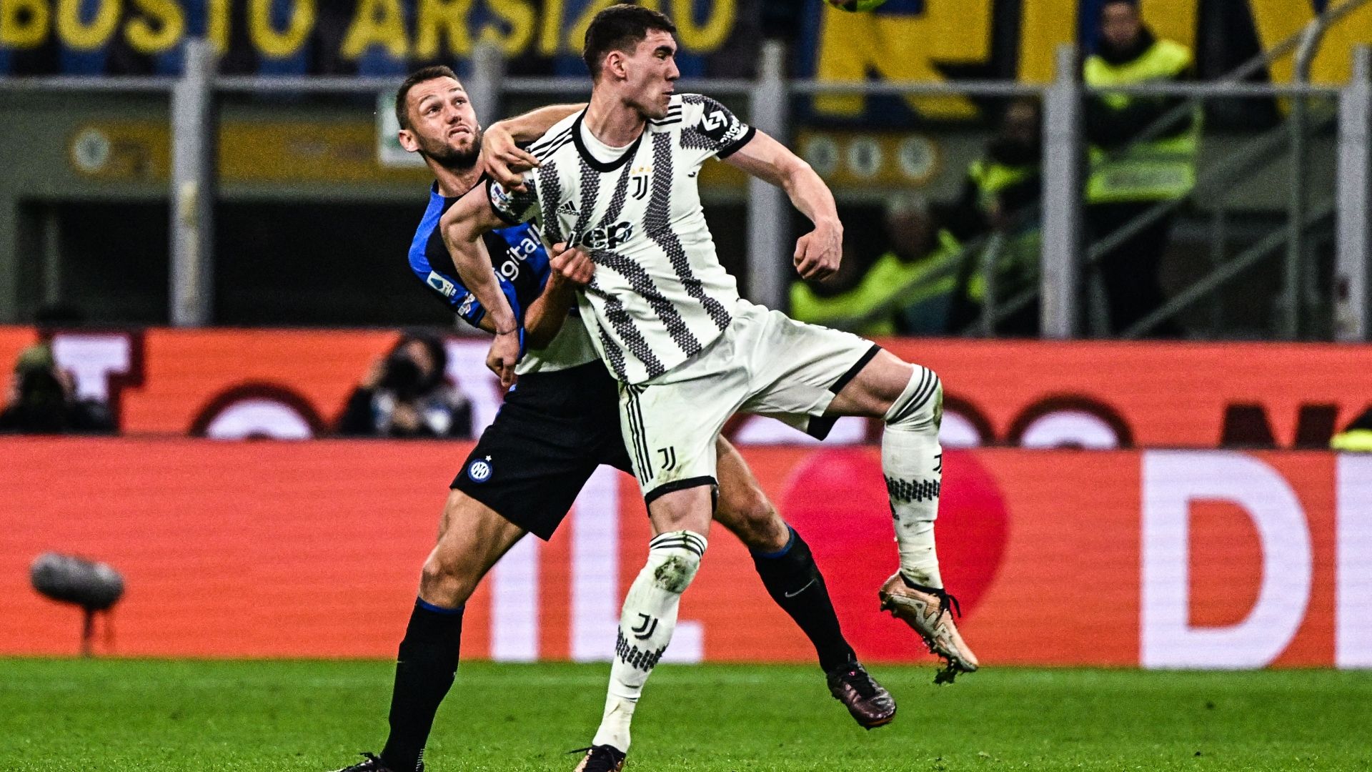 De Vrij Vlahovic Inter Juventus