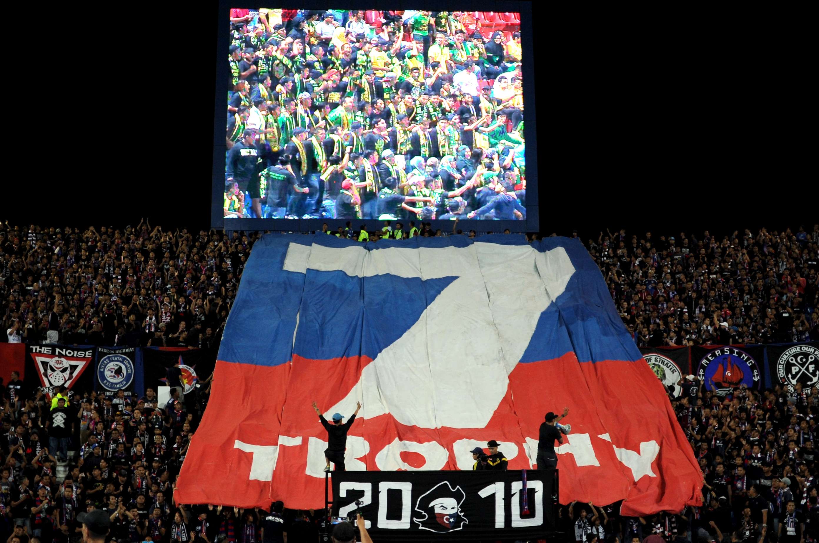 Johor Darul Ta'zim fans lifting a banner just before their team's match against Kedah 20/1/2017