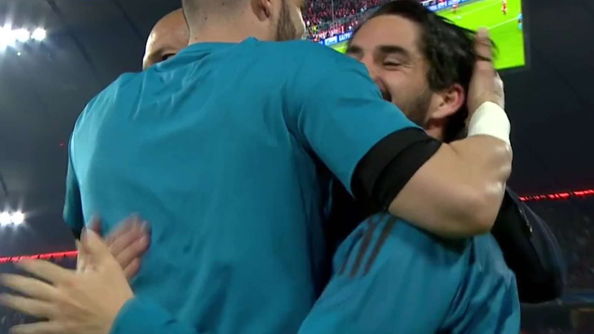 Abrazo Isco a Zidane
