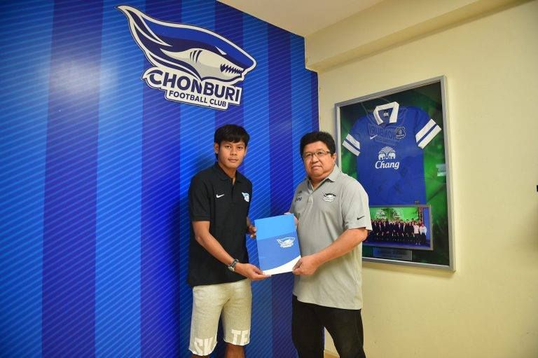 อลงกรณ์ ประทุมวงศ์