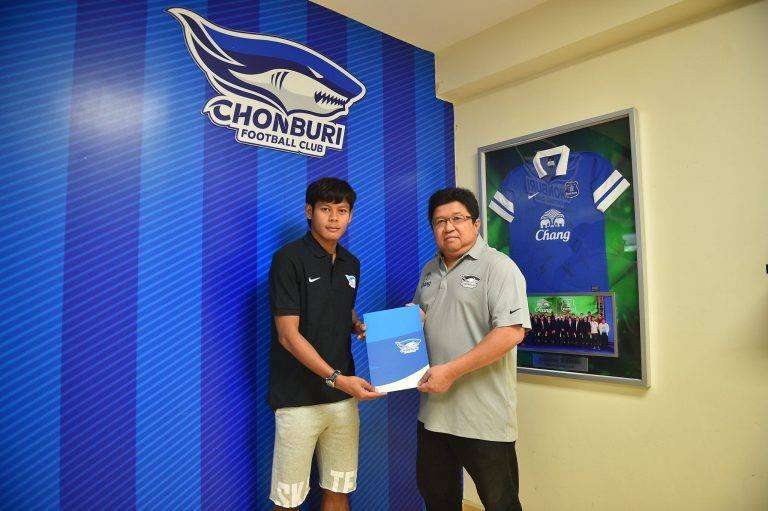 อลงกรณ์ ประทุมวงศ์