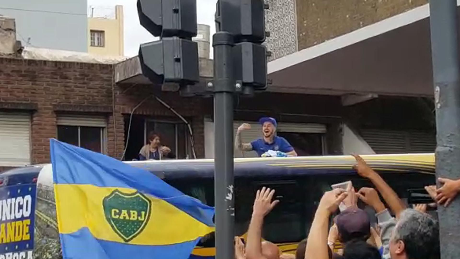 Dario Pipa Benedetto festejo techo micro Boca 25062017