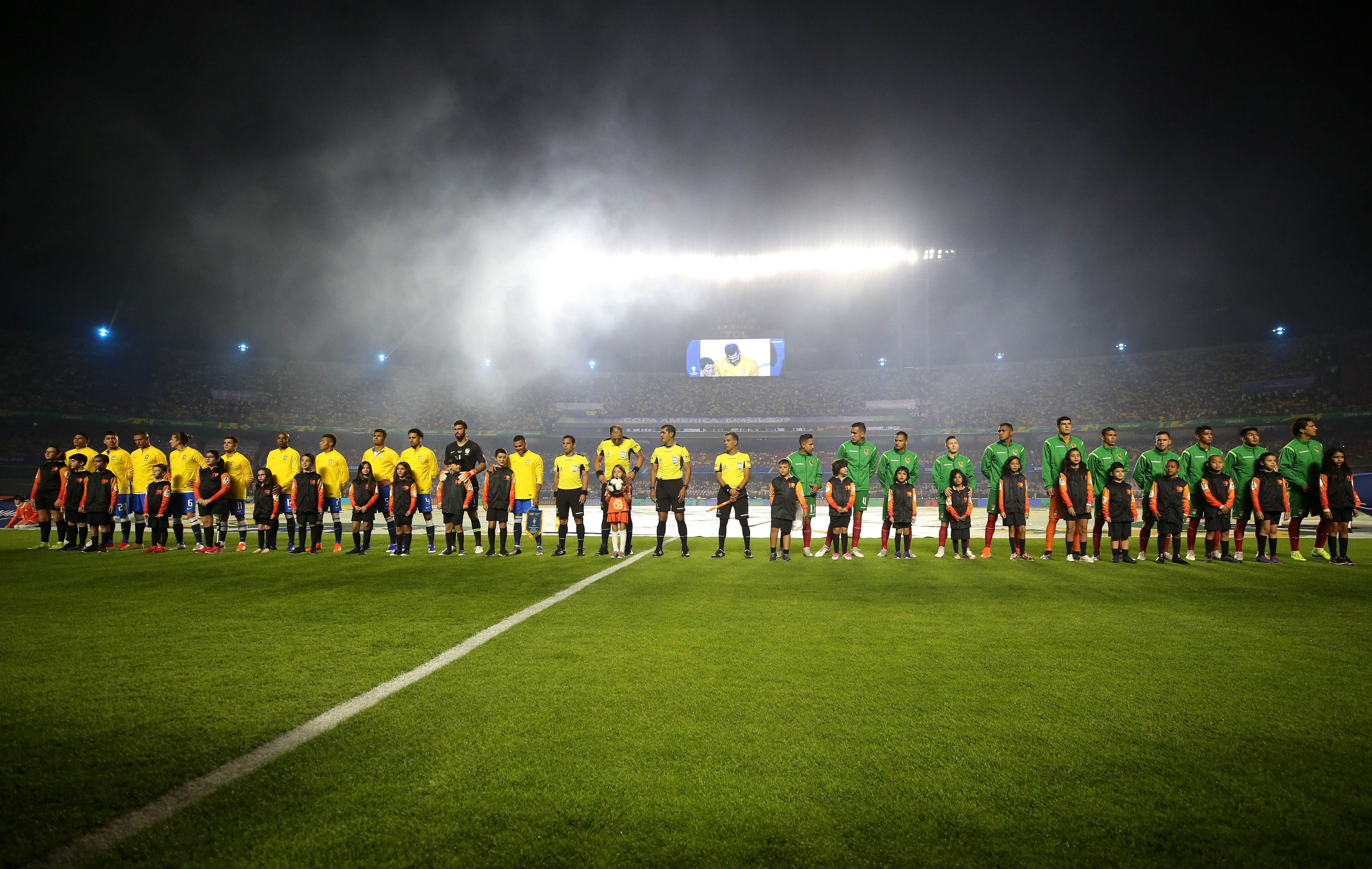 Brasil e Bolívia nos hinos nacionais na abertura da Copa América