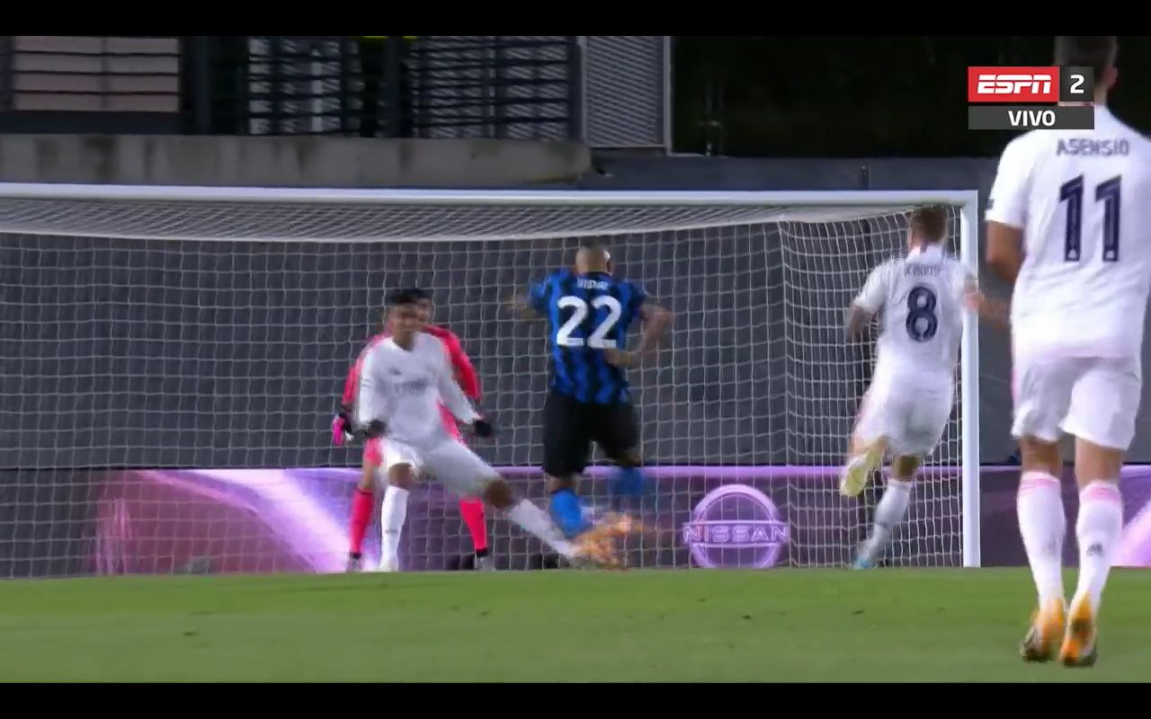 Remate Arturo Vidal Inter Real Madrid