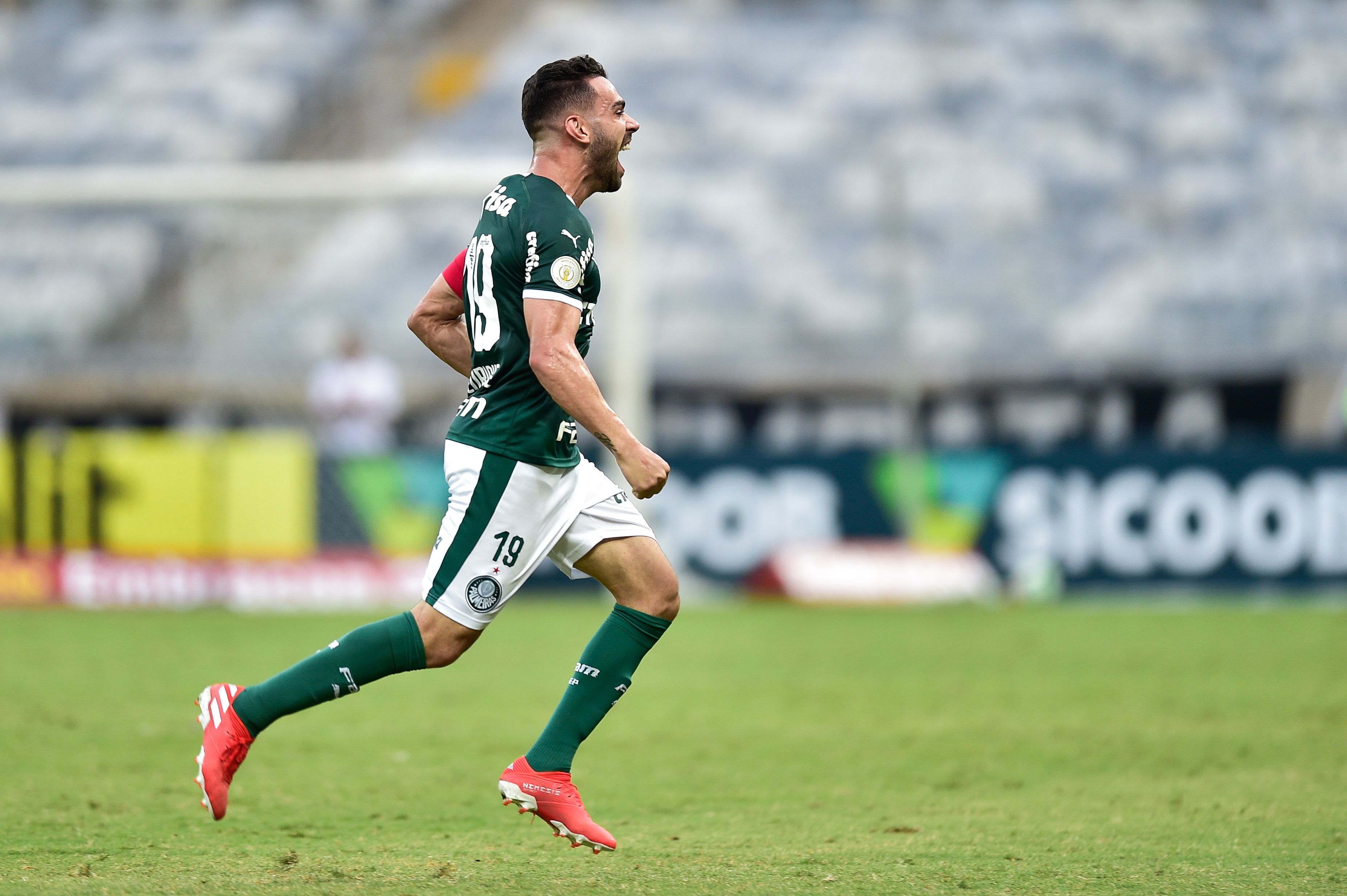 Bruno Henrique comemora gol do Palmeiras diante do Atlético-MG