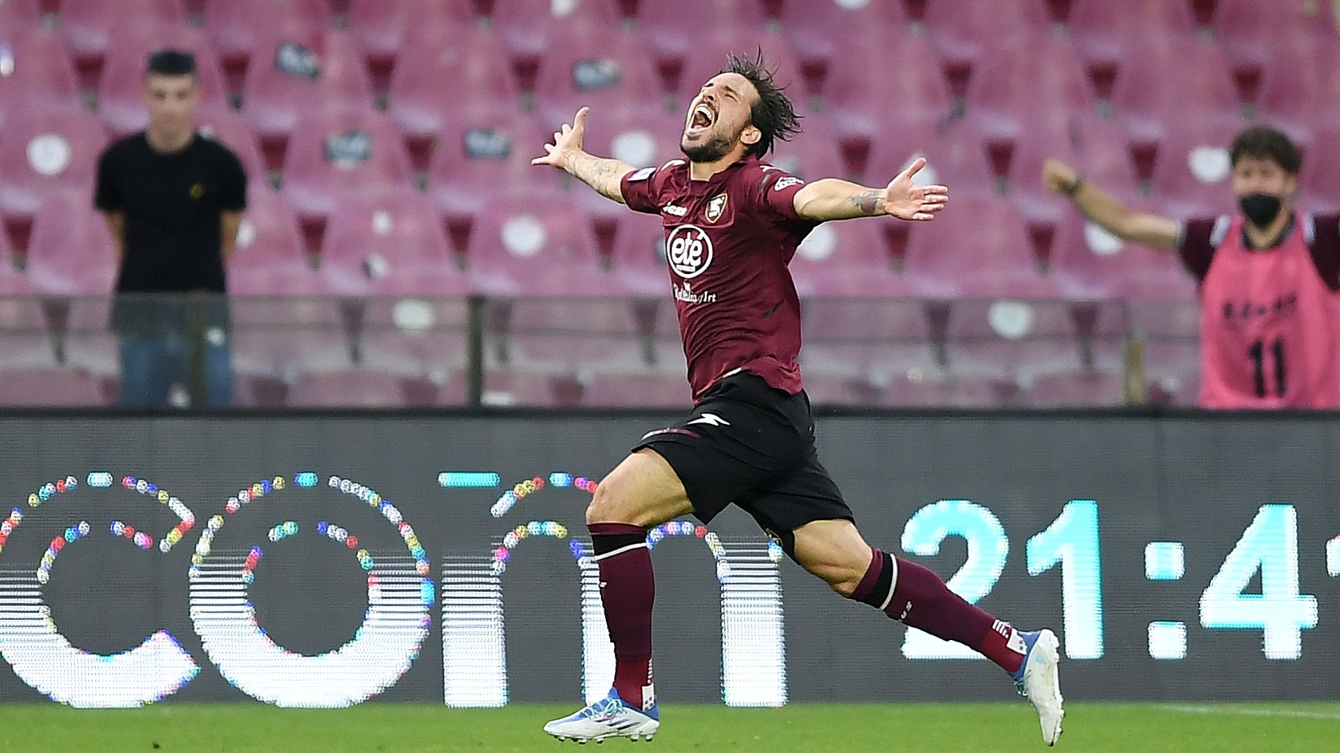 Verdi Salernitana celebrating Venezia Serie A