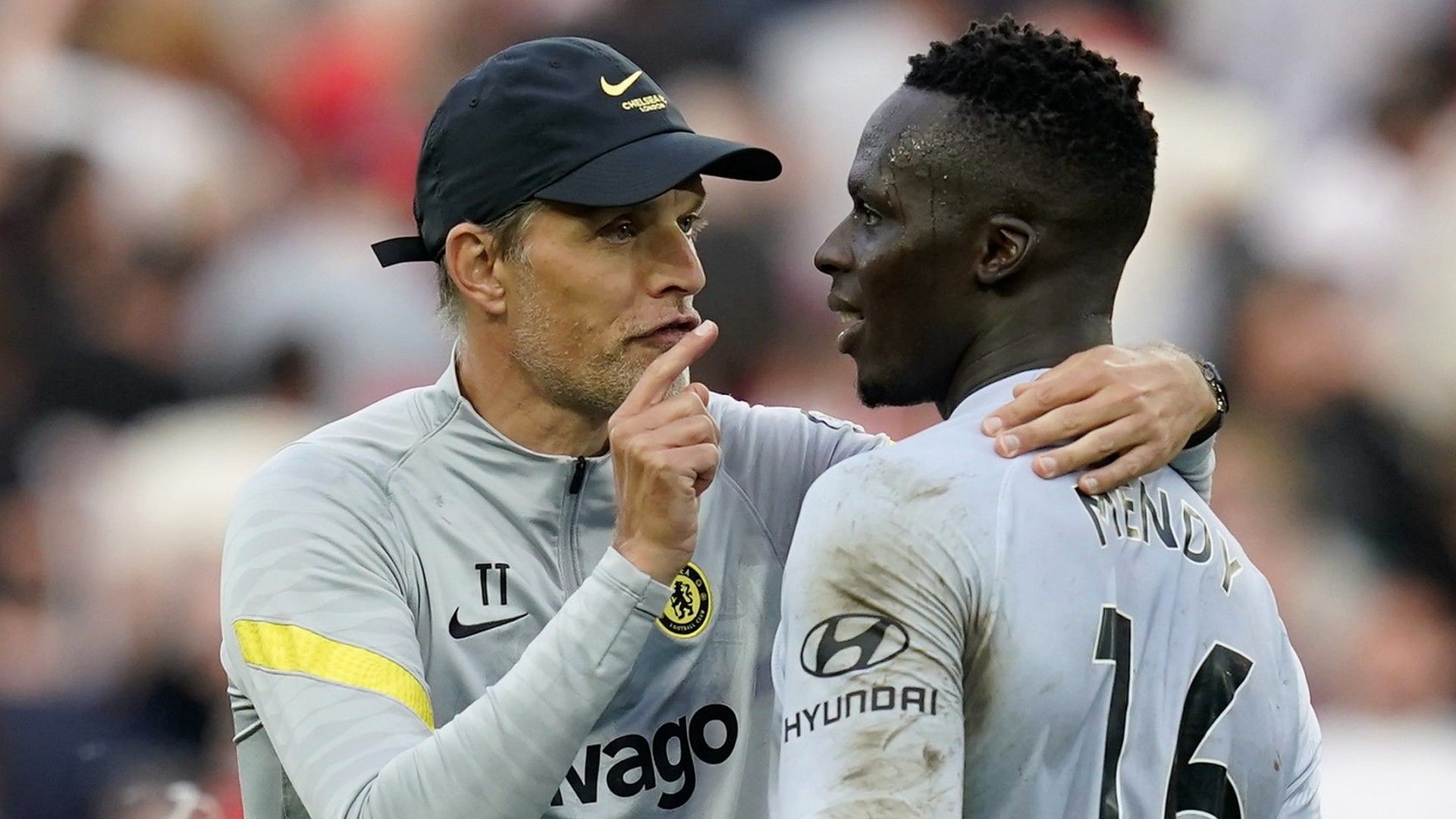 Chelseas head coach Thomas Tuchel (L) congratulates Chelsea's goalkeeper Edouard Mendy