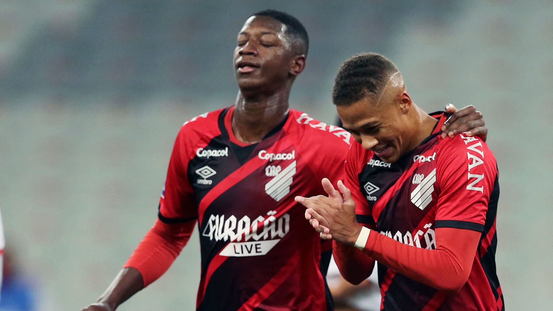 Matheus Babi e Vitinho comemoram pelo Athletico-PR, 2021