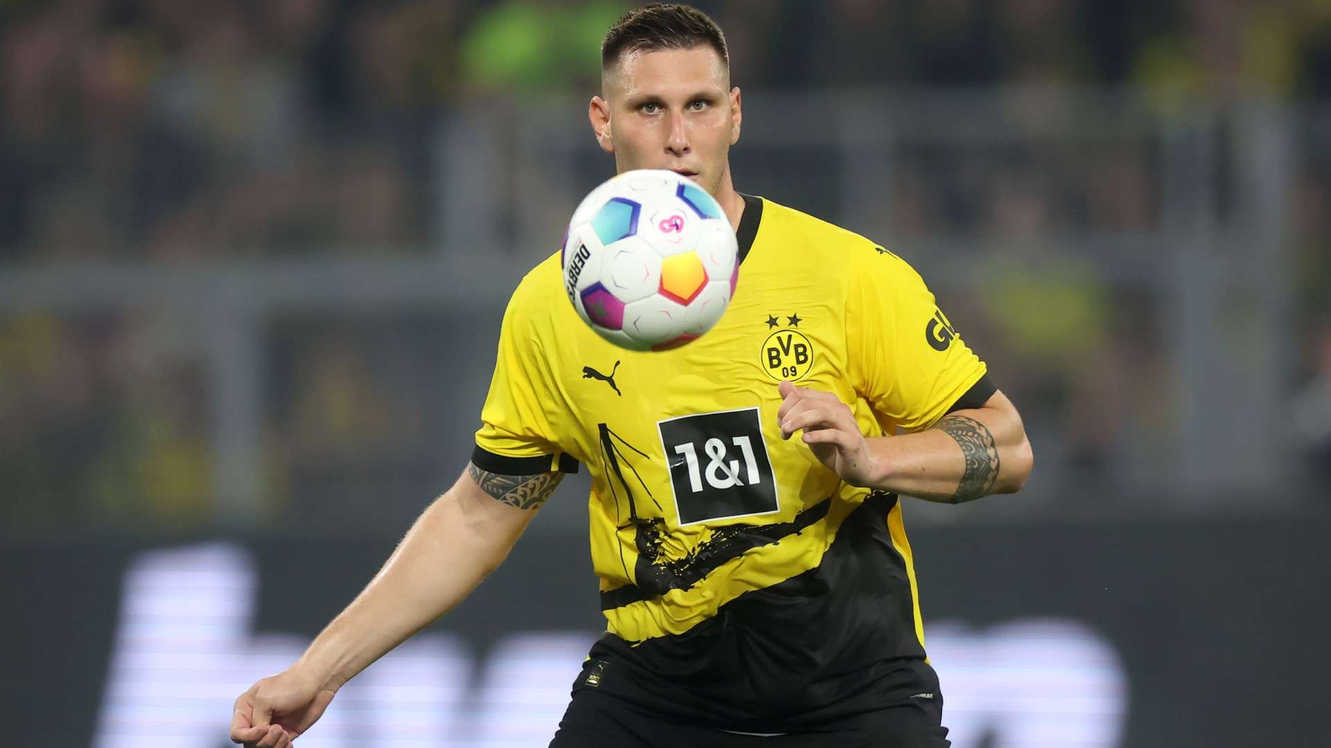 Niklas Suele of Borussia Dortmund controls the ball