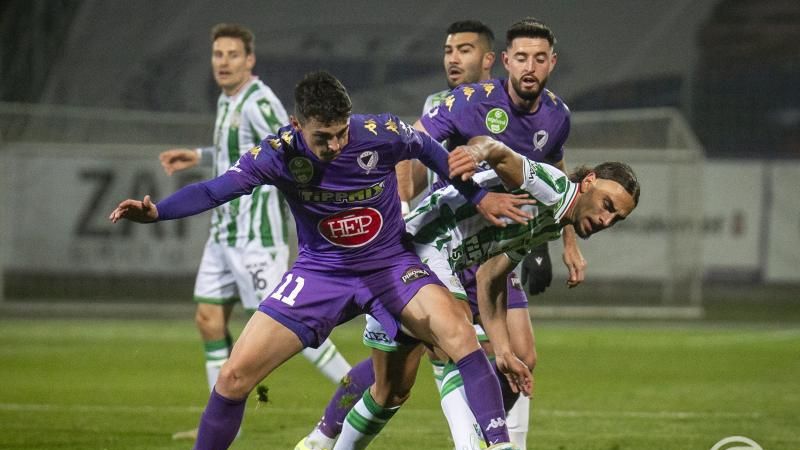 A kecskeméti Kovács Barnabás (b) és a ferencvárosi Philippe Rommens (j) a labdarúgó OTP Bank Liga 13. fordulójában játszott Kecskeméti TE - Ferencvárosi TC mérkőzésen