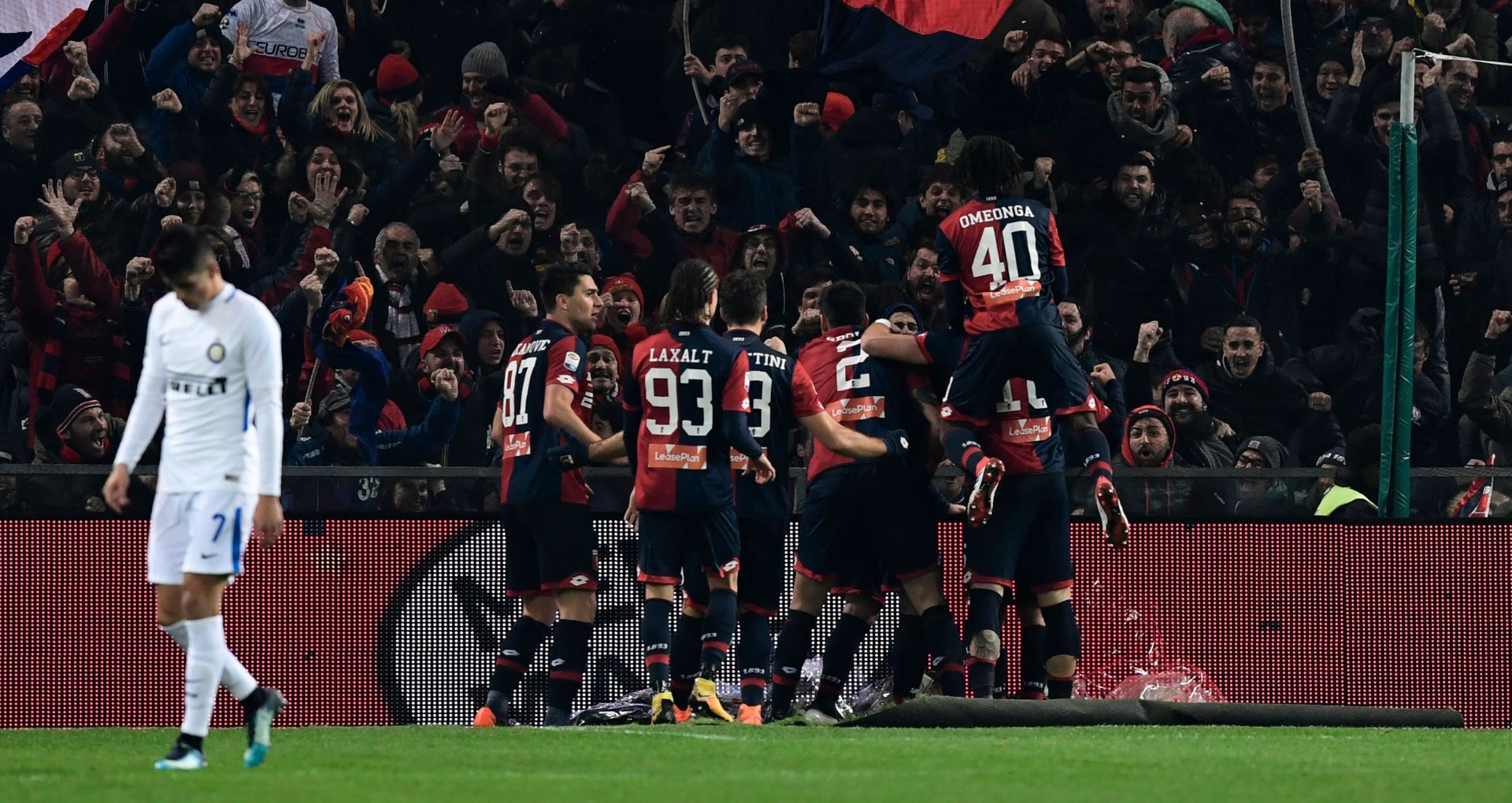 Genoa players celebrating Genoa Inter Serie A